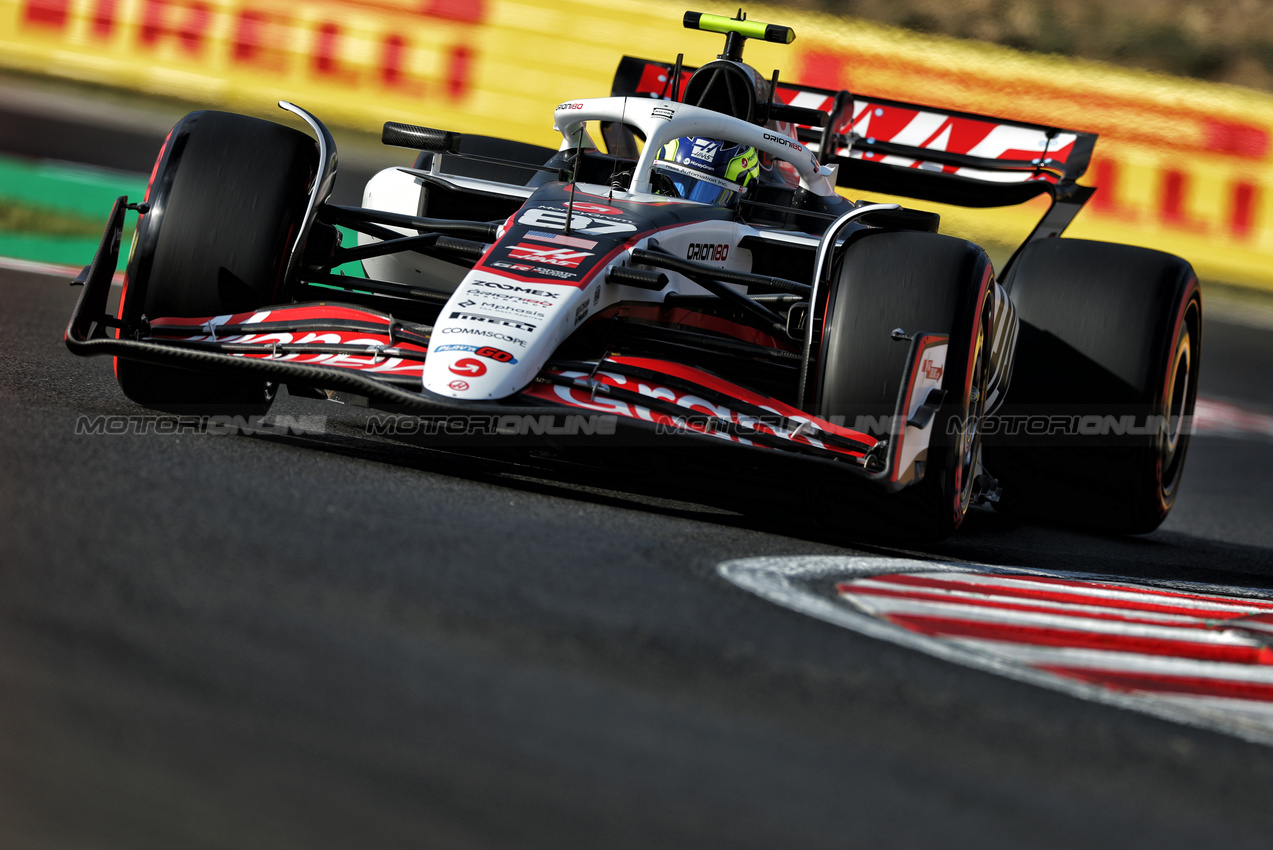 GP UNGHERIA, Oliver Bearman (GBR) Haas VF-25.

01.08.2025. Formula 1 World Championship, Rd 14, Hungarian Grand Prix, Budapest, Hungary, Practice Day.

- www.xpbimages.com, EMail: requests@xpbimages.com © Copyright: Charniaux / XPB Images