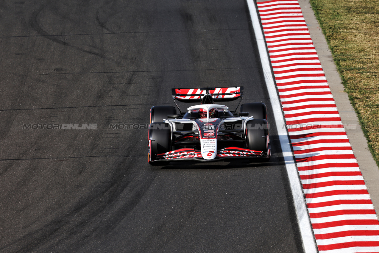 GP UNGHERIA, Esteban Ocon (FRA) Haas VF-25.

01.08.2025. Formula 1 World Championship, Rd 14, Hungarian Grand Prix, Budapest, Hungary, Practice Day.

- www.xpbimages.com, EMail: requests@xpbimages.com © Copyright: Bearne / XPB Images