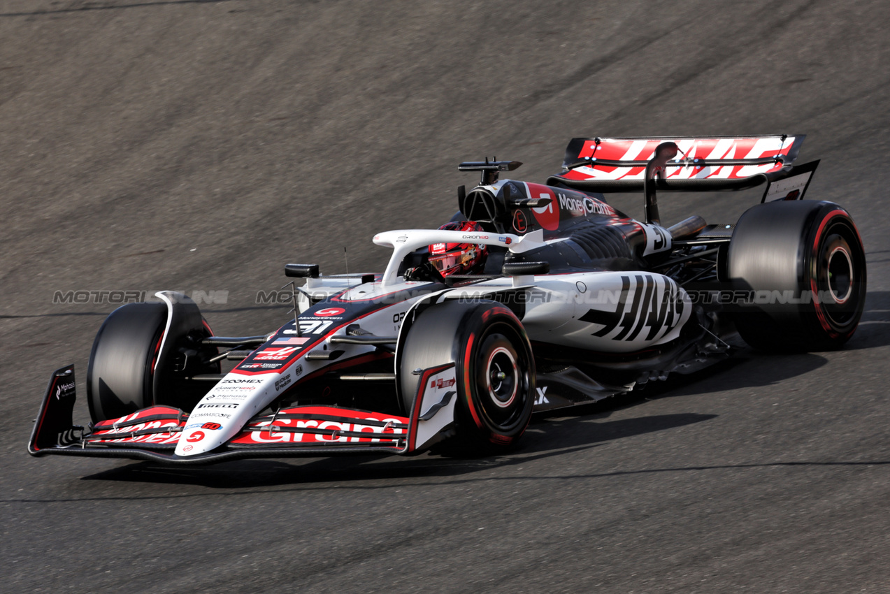 GP UNGHERIA, Esteban Ocon (FRA) Haas VF-25.

01.08.2025. Formula 1 World Championship, Rd 14, Hungarian Grand Prix, Budapest, Hungary, Practice Day.

- www.xpbimages.com, EMail: requests@xpbimages.com © Copyright: Bearne / XPB Images