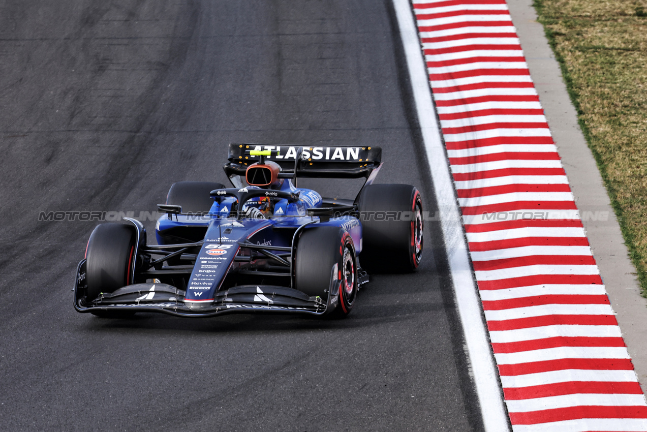 GP UNGHERIA, Carlos Sainz (ESP) Atlassian Williams Racing FW47.

01.08.2025. Formula 1 World Championship, Rd 14, Hungarian Grand Prix, Budapest, Hungary, Practice Day.

- www.xpbimages.com, EMail: requests@xpbimages.com © Copyright: Bearne / XPB Images