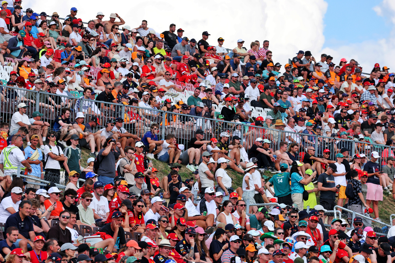 GP UNGHERIA, Circuit Atmosfera - fans in the grandstand.

01.08.2025. Formula 1 World Championship, Rd 14, Hungarian Grand Prix, Budapest, Hungary, Practice Day.

- www.xpbimages.com, EMail: requests@xpbimages.com © Copyright: Moy / XPB Images