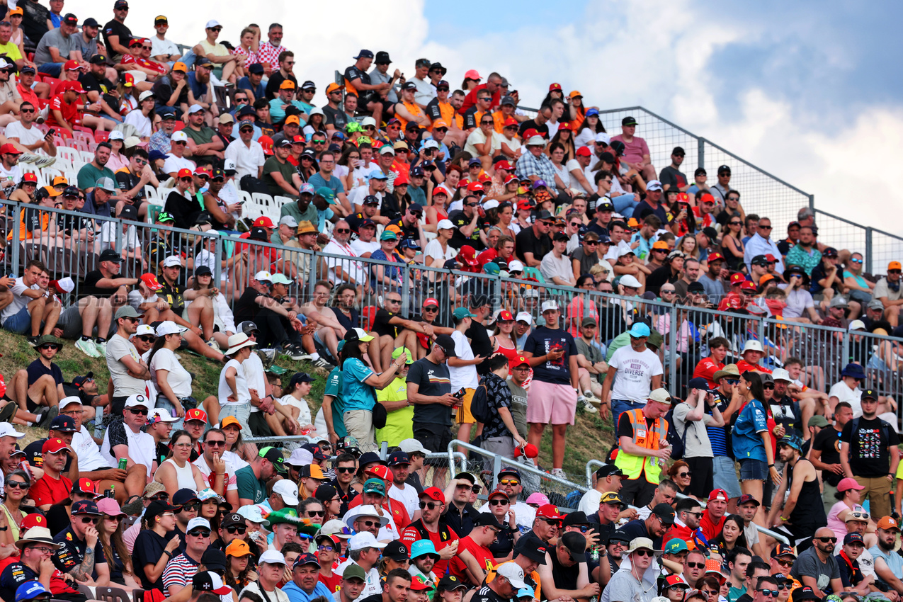 GP UNGHERIA, Circuit Atmosfera - fans in the grandstand.

01.08.2025. Formula 1 World Championship, Rd 14, Hungarian Grand Prix, Budapest, Hungary, Practice Day.

- www.xpbimages.com, EMail: requests@xpbimages.com © Copyright: Moy / XPB Images