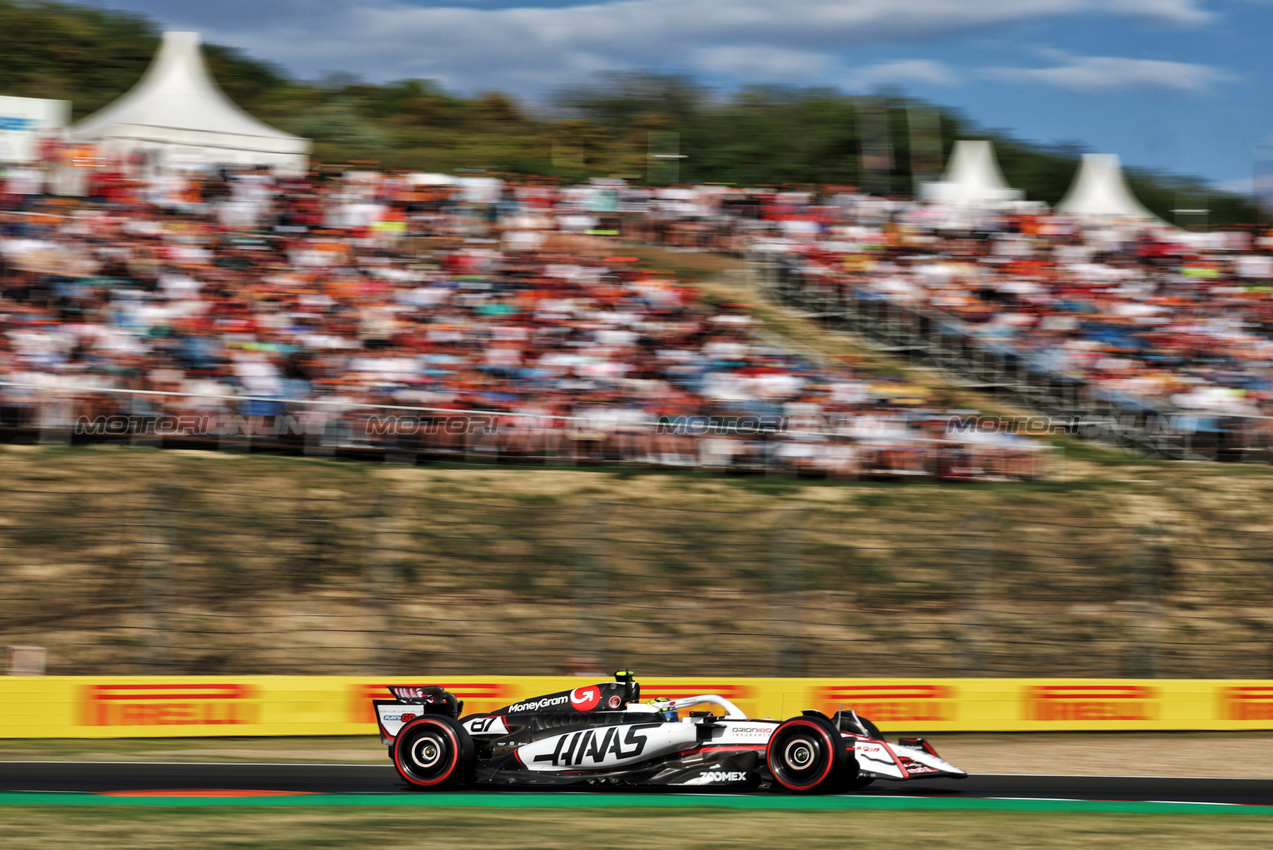 GP UNGHERIA, Oliver Bearman (GBR) Haas VF-25.

01.08.2025. Formula 1 World Championship, Rd 14, Hungarian Grand Prix, Budapest, Hungary, Practice Day.

- www.xpbimages.com, EMail: requests@xpbimages.com © Copyright: Moy / XPB Images