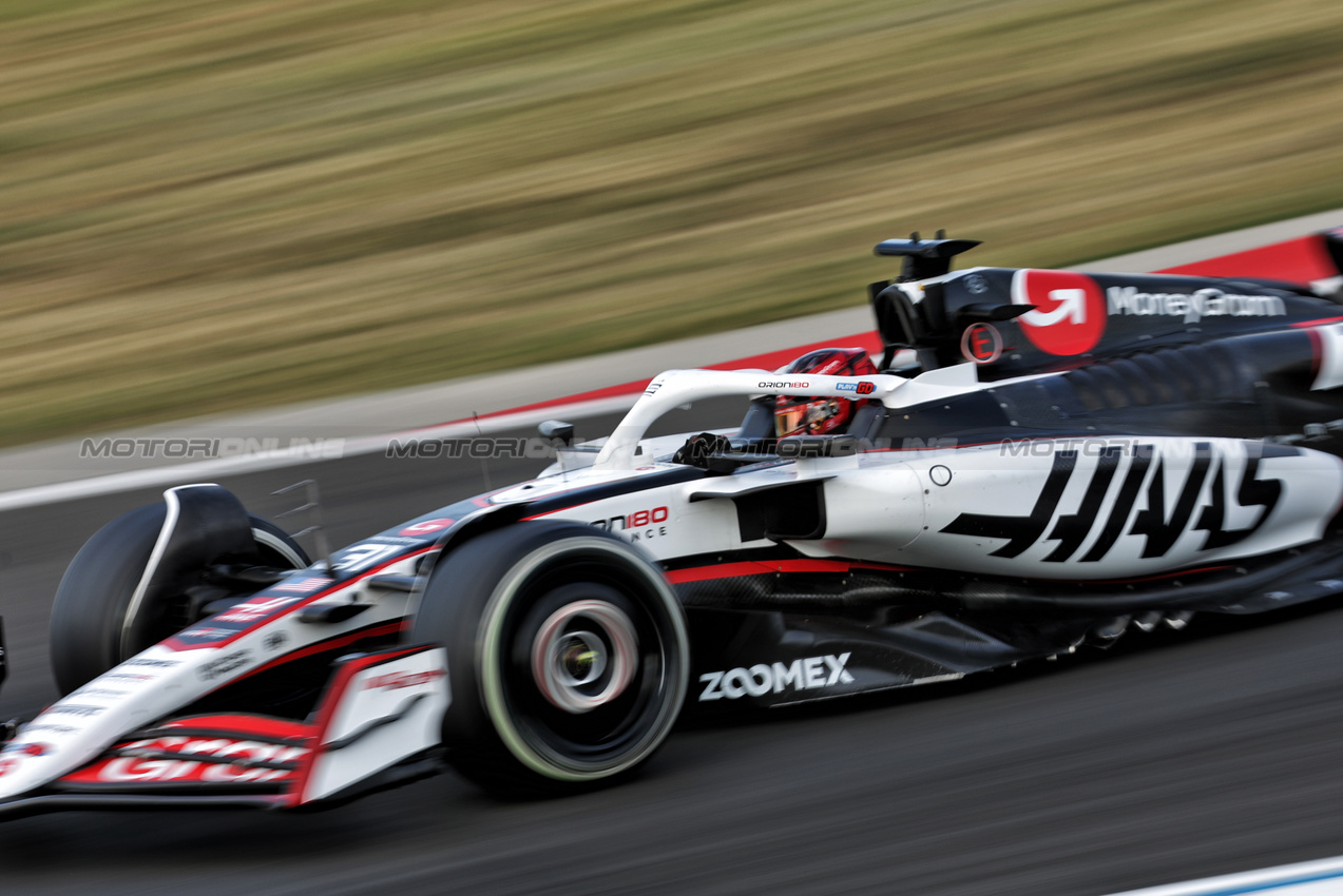GP UNGHERIA, Esteban Ocon (FRA) Haas VF-25.

01.08.2025. Formula 1 World Championship, Rd 14, Hungarian Grand Prix, Budapest, Hungary, Practice Day.

- www.xpbimages.com, EMail: requests@xpbimages.com © Copyright: Bearne / XPB Images