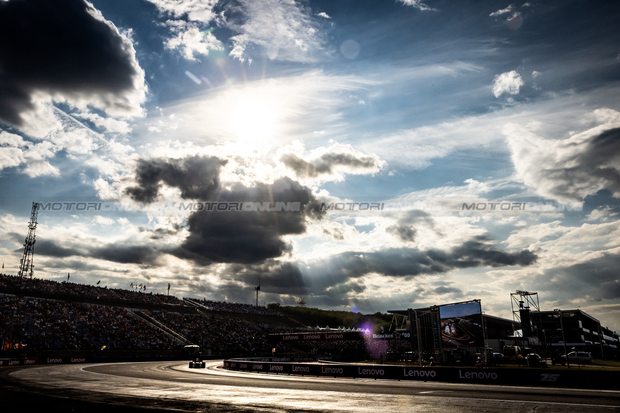 GP UNGHERIA, Low light action.

01.08.2025. Formula 1 World Championship, Rd 14, Hungarian Grand Prix, Budapest, Hungary, Practice Day.

- www.xpbimages.com, EMail: requests@xpbimages.com © Copyright: Bearne / XPB Images