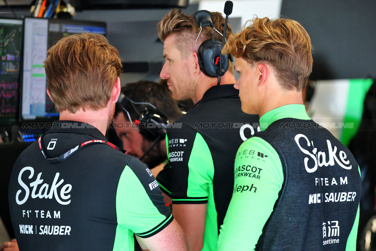 GP UNGHERIA, Paul Aron (EST) Sauber Test Driver e Nico Hulkenberg (GER) Sauber.

01.08.2025. Formula 1 World Championship, Rd 14, Hungarian Grand Prix, Budapest, Hungary, Practice Day.

- www.xpbimages.com, EMail: requests@xpbimages.com © Copyright: Batchelor / XPB Images