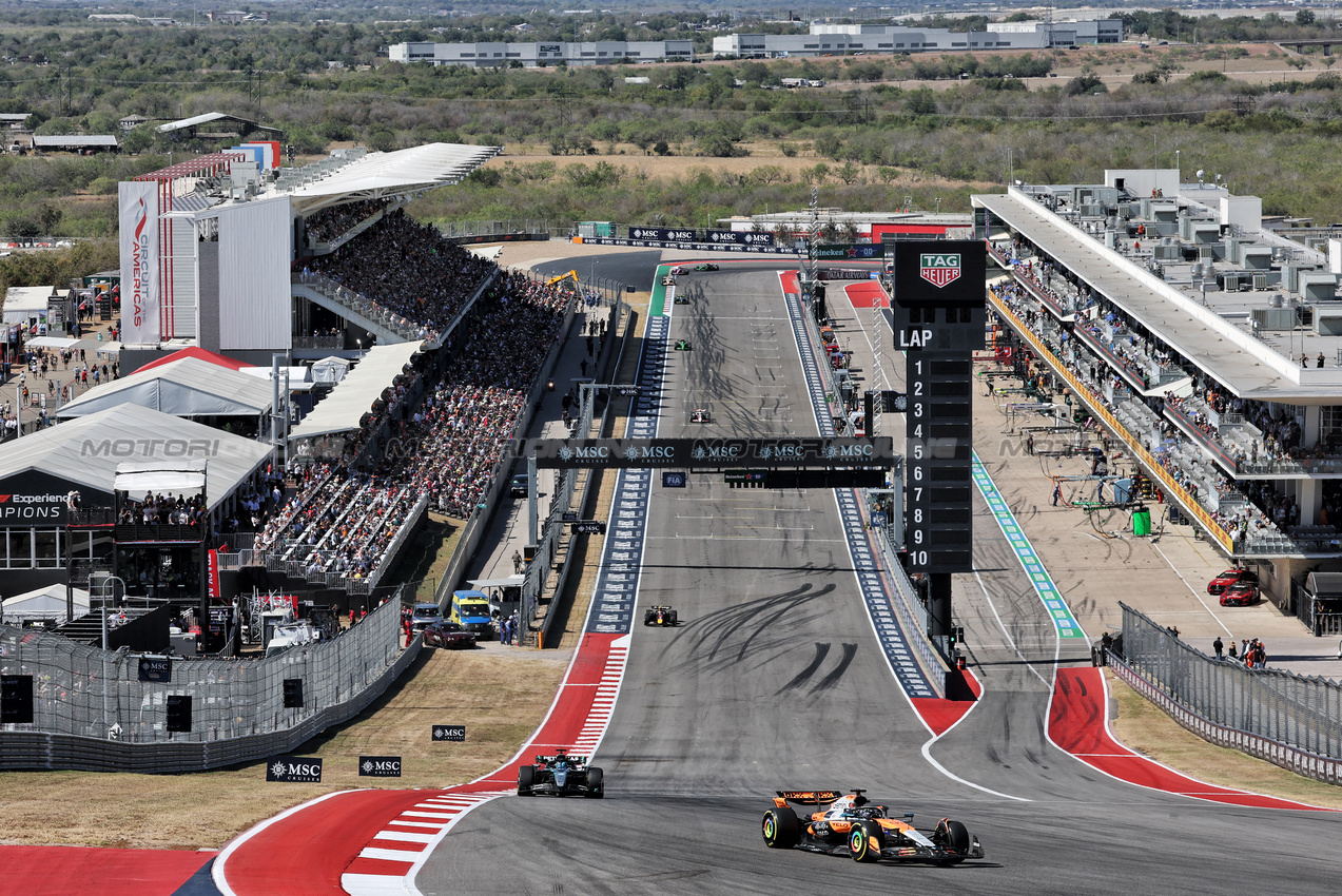 GP USA, Oscar Piastri (AUS) McLaren MCL39.
19.10.2025. Formula 1 World Championship, Rd 19, United States Grand Prix, Austin, Texas, USA, Gara Day.
- www.xpbimages.com, EMail: requests@xpbimages.com © Copyright: Moy / XPB Images