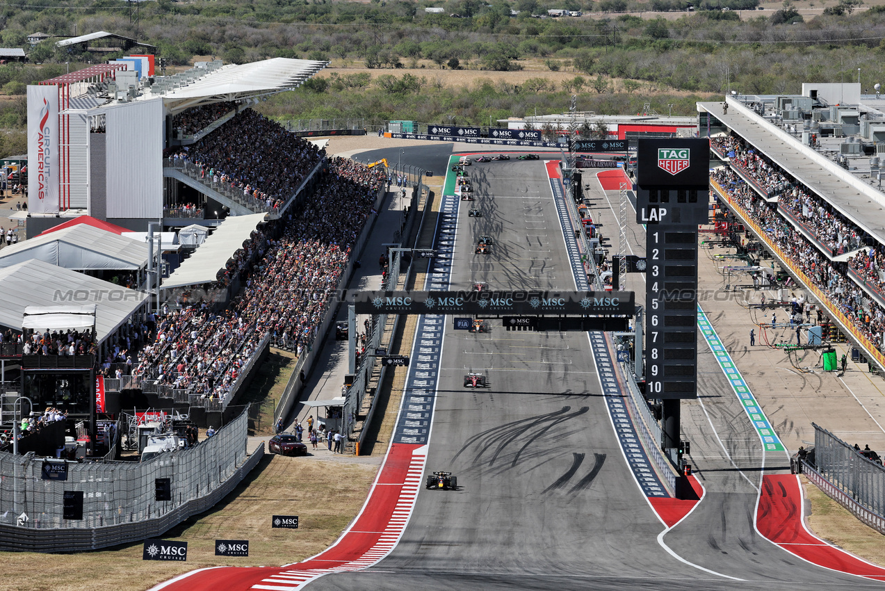 GP USA, Max Verstappen (NLD) Red Bull Racing RB21.
19.10.2025. Formula 1 World Championship, Rd 19, United States Grand Prix, Austin, Texas, USA, Gara Day.
- www.xpbimages.com, EMail: requests@xpbimages.com © Copyright: Moy / XPB Images