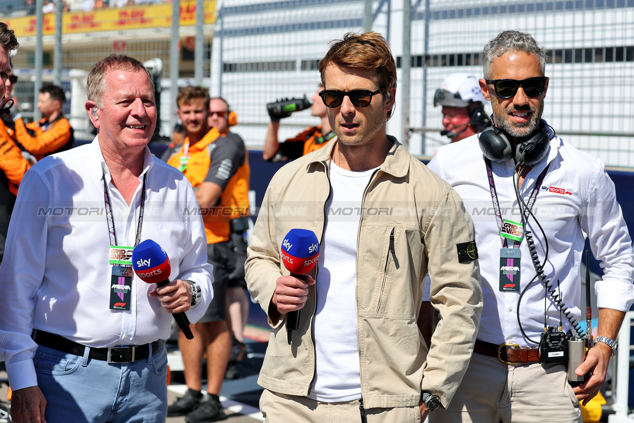 GP USA, (L to R): Martin Brundle (GBR) Sky Sports F1 Commentator with Glen Powell (USA) Actor on the grid.
19.10.2025. Formula 1 World Championship, Rd 19, United States Grand Prix, Austin, Texas, USA, Gara Day.
- www.xpbimages.com, EMail: requests@xpbimages.com © Copyright: Moy / XPB Images