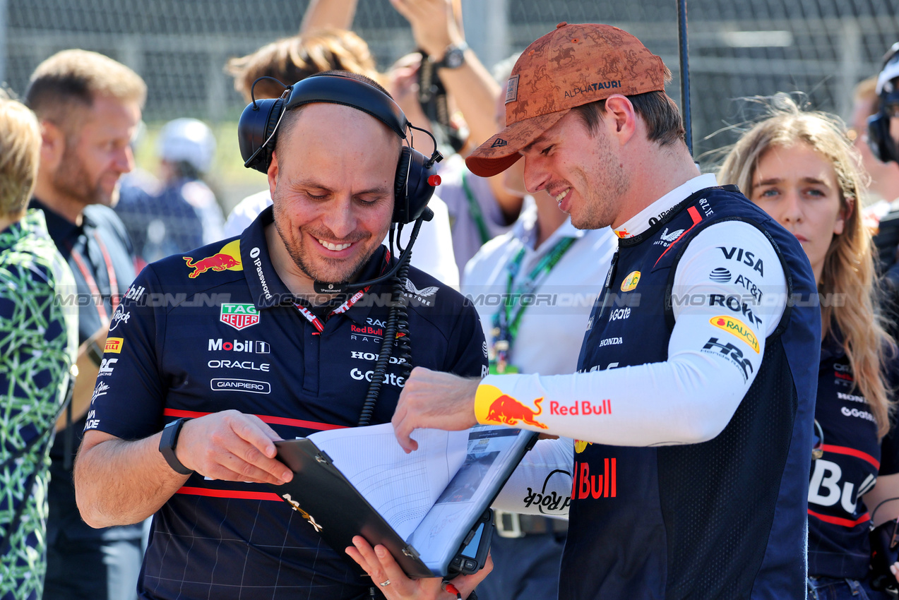 GP USA, (L to R): Gianpiero Lambiase (ITA) Red Bull Racing Head of Racing with Max Verstappen (NLD) Red Bull Racing on the grid.
19.10.2025. Formula 1 World Championship, Rd 19, United States Grand Prix, Austin, Texas, USA, Gara Day.
- www.xpbimages.com, EMail: requests@xpbimages.com © Copyright: Moy / XPB Images