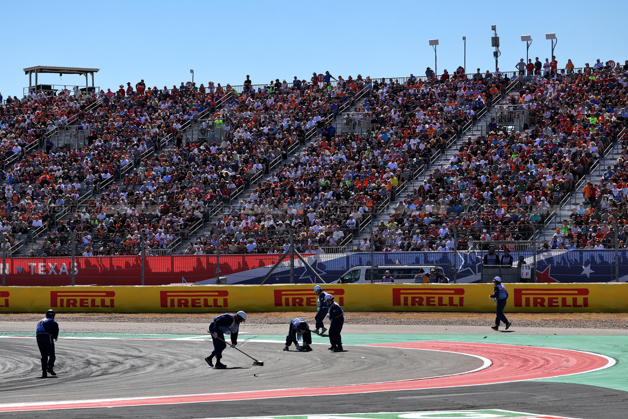 GP USA, Marshals remove debris from the circuit.

19.10.2025. Formula 1 World Championship, Rd 19, United States Grand Prix, Austin, Texas, USA, Gara Day.

 - www.xpbimages.com, EMail: requests@xpbimages.com © Copyright: Rew / XPB Images