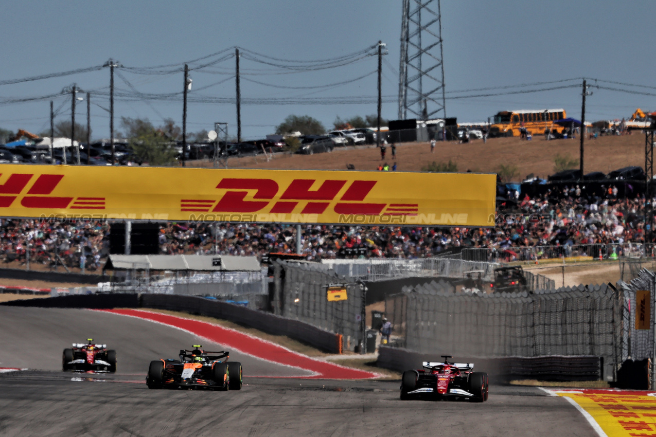 GP USA, Lando Norris (GBR) McLaren MCL39 e Charles Leclerc (MON) Ferrari SF-25 battle for position.

19.10.2025. Formula 1 World Championship, Rd 19, United States Grand Prix, Austin, Texas, USA, Gara Day.

 - www.xpbimages.com, EMail: requests@xpbimages.com © Copyright: Rew / XPB Images