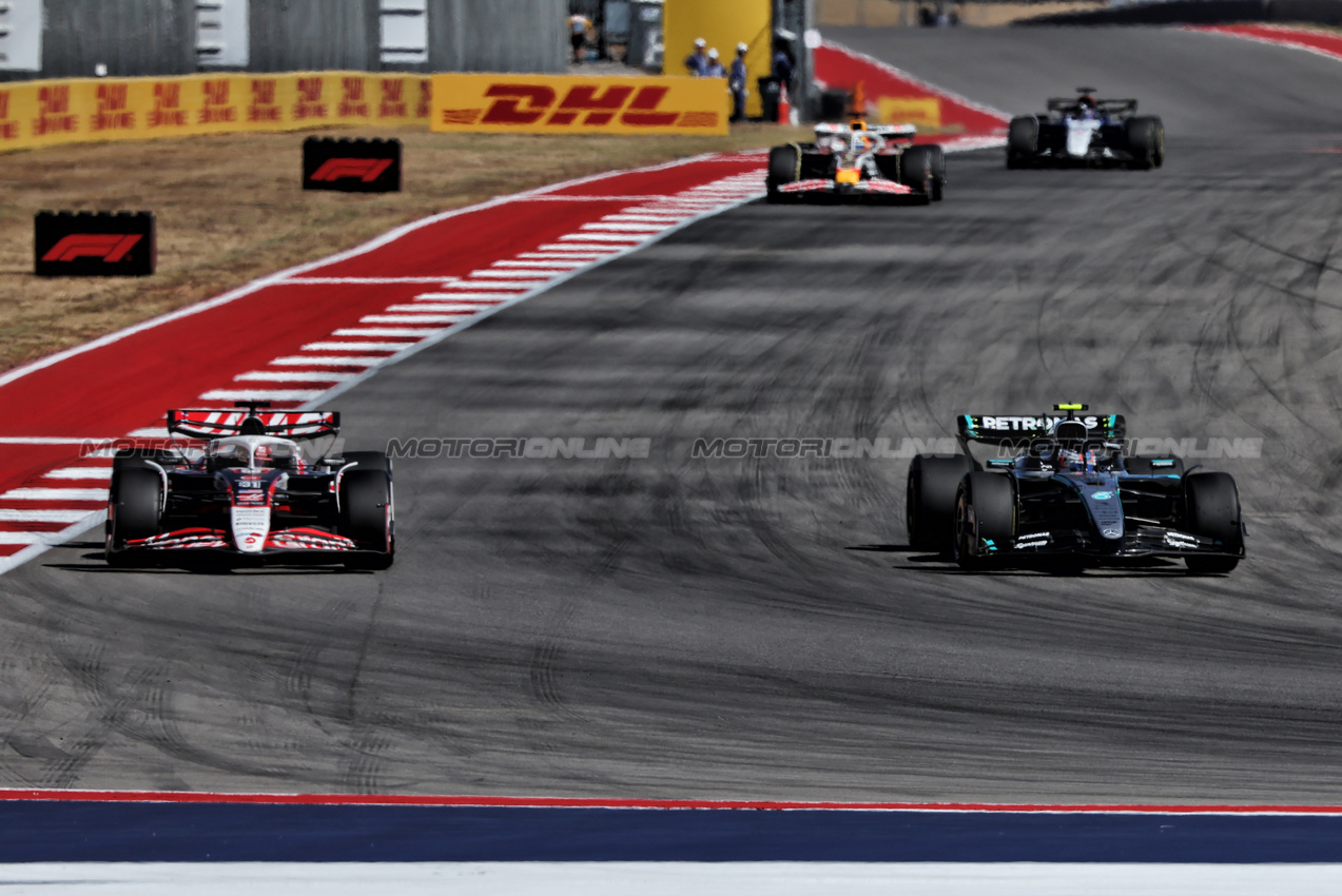 GP USA, Esteban Ocon (FRA) Haas VF-25 e Andrea Kimi Antonelli (ITA) Mercedes AMG F1 W16 battle for position.

19.10.2025. Formula 1 World Championship, Rd 19, United States Grand Prix, Austin, Texas, USA, Gara Day.

 - www.xpbimages.com, EMail: requests@xpbimages.com © Copyright: Rew / XPB Images