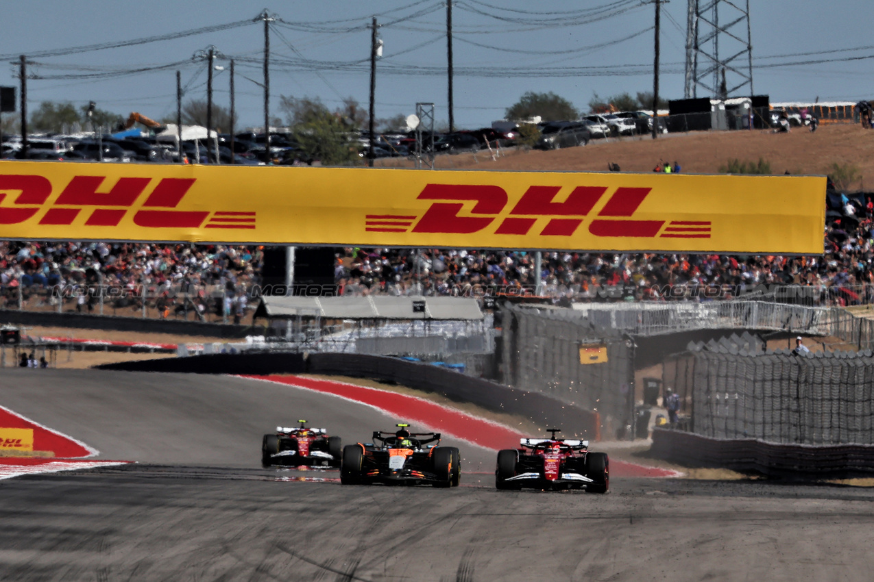 GP USA, Lando Norris (GBR) McLaren MCL39 e Charles Leclerc (MON) Ferrari SF-25 battle for position.

19.10.2025. Formula 1 World Championship, Rd 19, United States Grand Prix, Austin, Texas, USA, Gara Day.

 - www.xpbimages.com, EMail: requests@xpbimages.com © Copyright: Rew / XPB Images