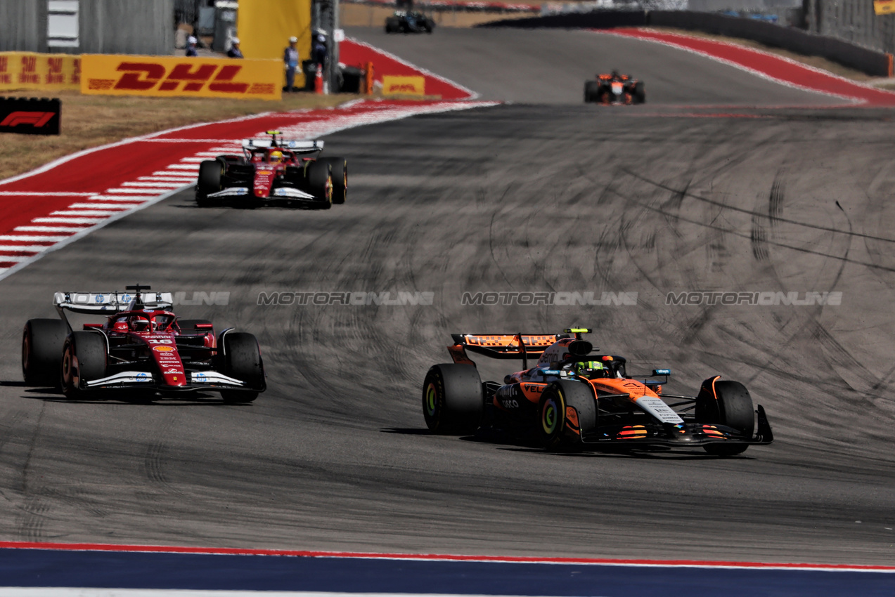 GP USA, Lando Norris (GBR) McLaren MCL39 e Charles Leclerc (MON) Ferrari SF-25 battle for position.
19.10.2025. Formula 1 World Championship, Rd 19, United States Grand Prix, Austin, Texas, USA, Gara Day.
- www.xpbimages.com, EMail: requests@xpbimages.com © Copyright: Rew / XPB Images