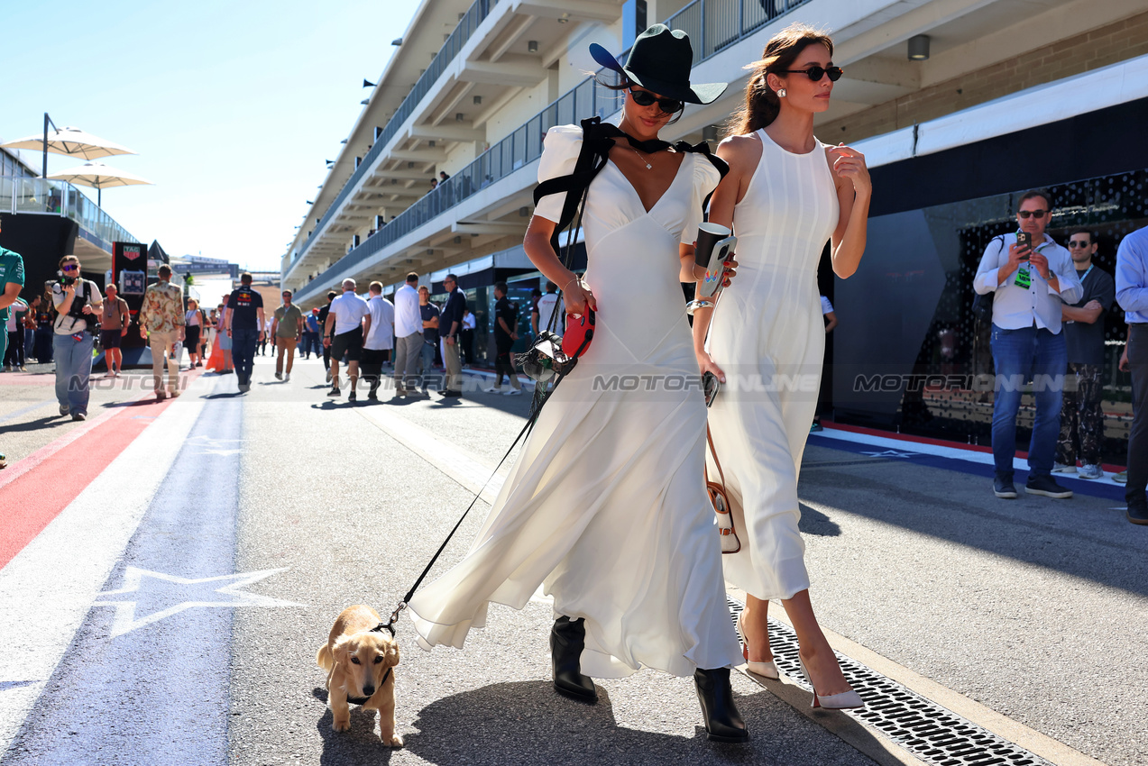GP USA, (L to R): Alexandra Saint Mleux (ITA) with Rebecca Donaldson (GBR).

19.10.2025. Formula 1 World Championship, Rd 19, United States Grand Prix, Austin, Texas, USA, Gara Day.

 - www.xpbimages.com, EMail: requests@xpbimages.com © Copyright: Rew / XPB Images