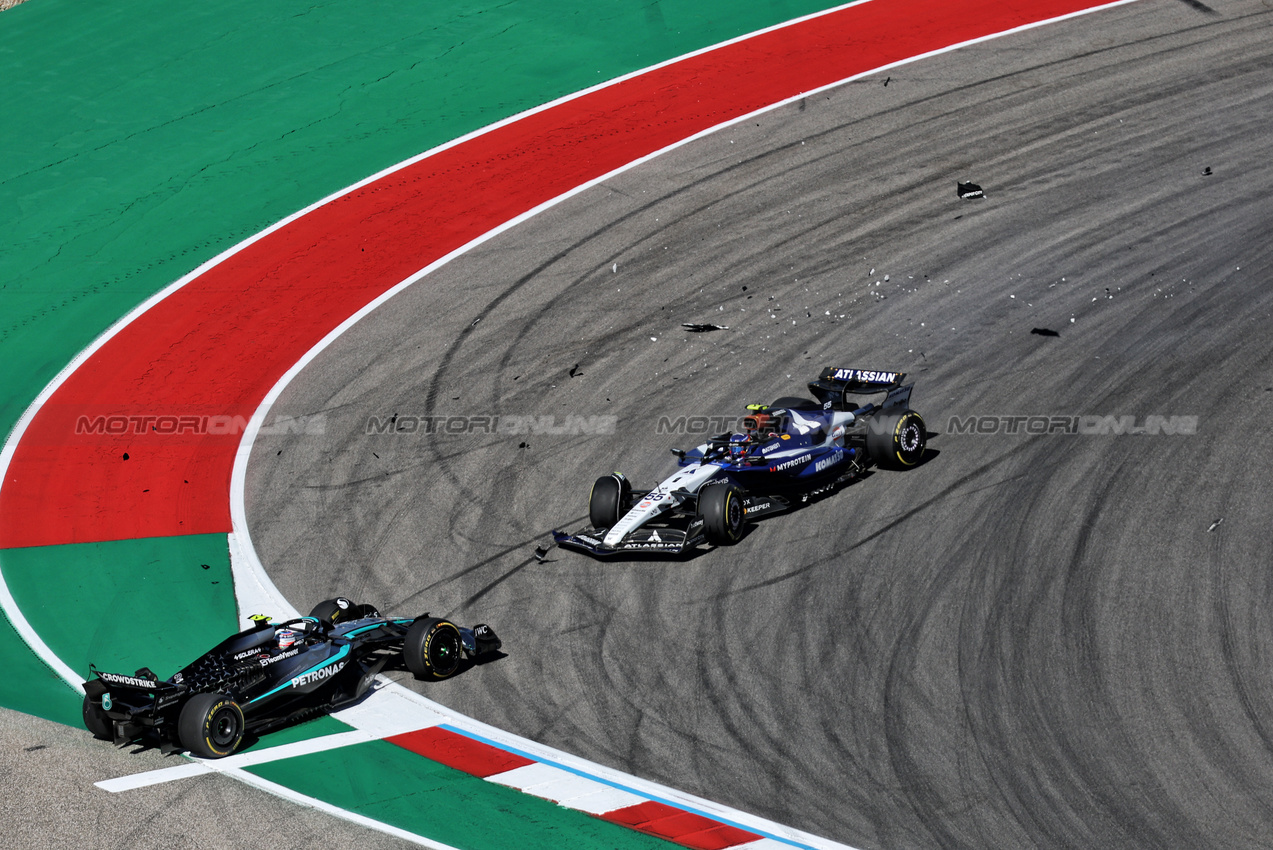 GP USA, Carlos Sainz (ESP) Atlassian Williams Racing FW47 e Andrea Kimi Antonelli (ITA) Mercedes AMG F1 W16 collide.
19.10.2025. Formula 1 World Championship, Rd 19, United States Grand Prix, Austin, Texas, USA, Gara Day.
- www.xpbimages.com, EMail: requests@xpbimages.com © Copyright: Batchelor / XPB Images