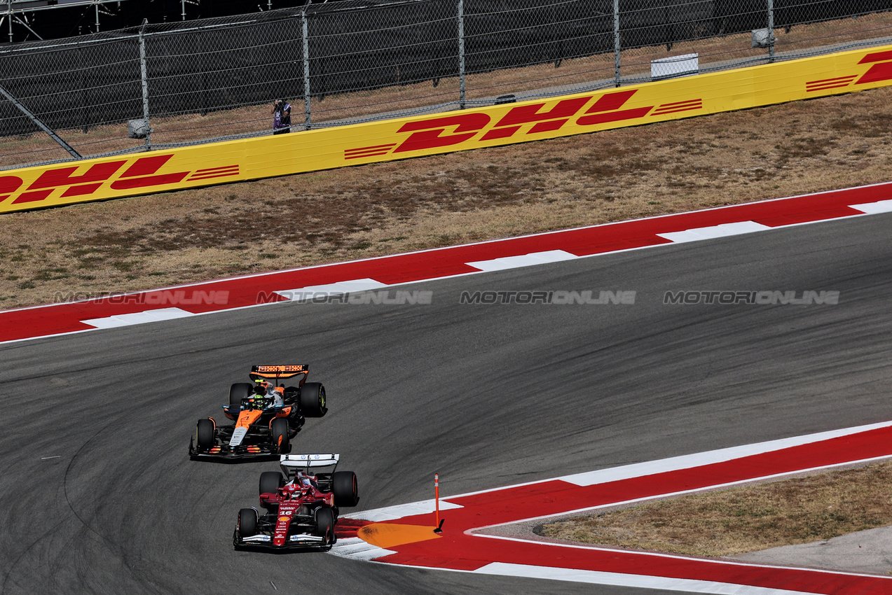 GP USA, Charles Leclerc (MON) Ferrari SF-25 e Lando Norris (GBR) McLaren MCL39 battle for position.

19.10.2025. Formula 1 World Championship, Rd 19, United States Grand Prix, Austin, Texas, USA, Gara Day.

- www.xpbimages.com, EMail: requests@xpbimages.com © Copyright: Batchelor / XPB Images