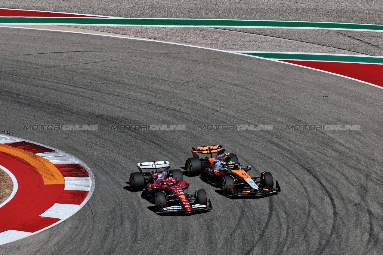 GP USA, Charles Leclerc (MON) Ferrari SF-25 e Lando Norris (GBR) McLaren MCL39 battle for position.

19.10.2025. Formula 1 World Championship, Rd 19, United States Grand Prix, Austin, Texas, USA, Gara Day.

- www.xpbimages.com, EMail: requests@xpbimages.com © Copyright: Batchelor / XPB Images