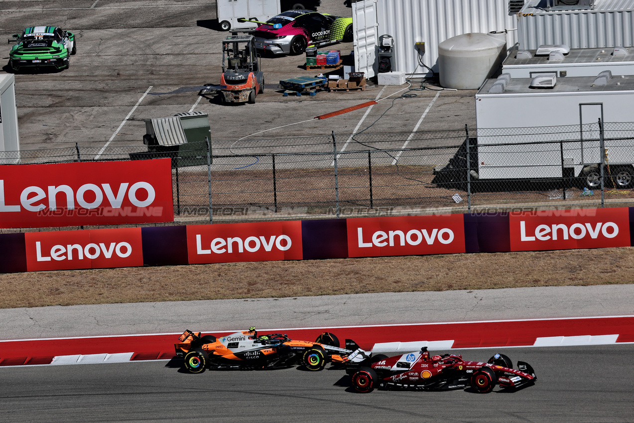 GP USA, Charles Leclerc (MON) Ferrari SF-25 davanti a Lando Norris (GBR) McLaren MCL39.
19.10.2025. Formula 1 World Championship, Rd 19, United States Grand Prix, Austin, Texas, USA, Gara Day.
- www.xpbimages.com, EMail: requests@xpbimages.com © Copyright: Batchelor / XPB Images