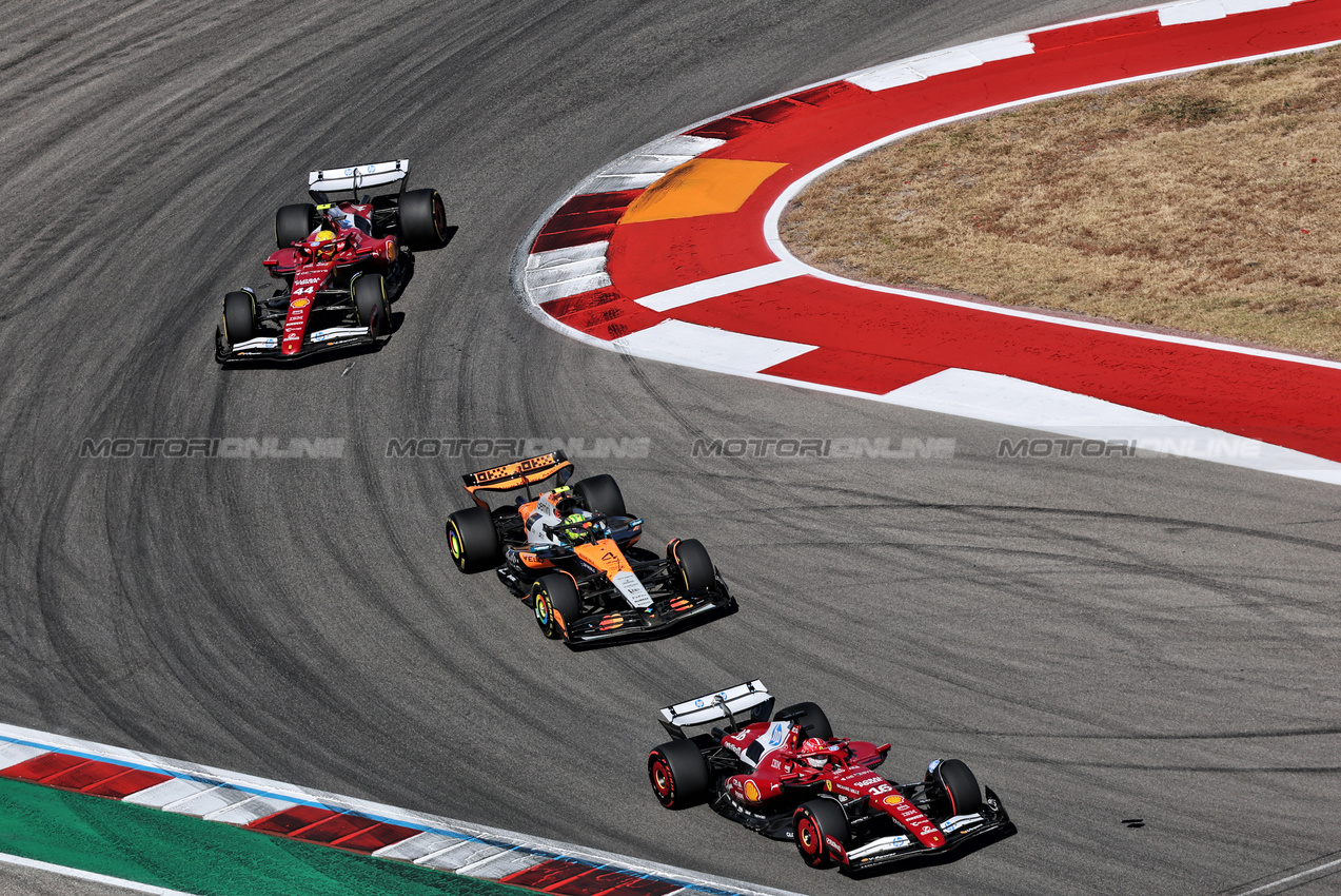 GP USA, Charles Leclerc (MON) Ferrari SF-25 davanti a Lando Norris (GBR) McLaren MCL39.

19.10.2025. Formula 1 World Championship, Rd 19, United States Grand Prix, Austin, Texas, USA, Gara Day.

- www.xpbimages.com, EMail: requests@xpbimages.com © Copyright: Batchelor / XPB Images