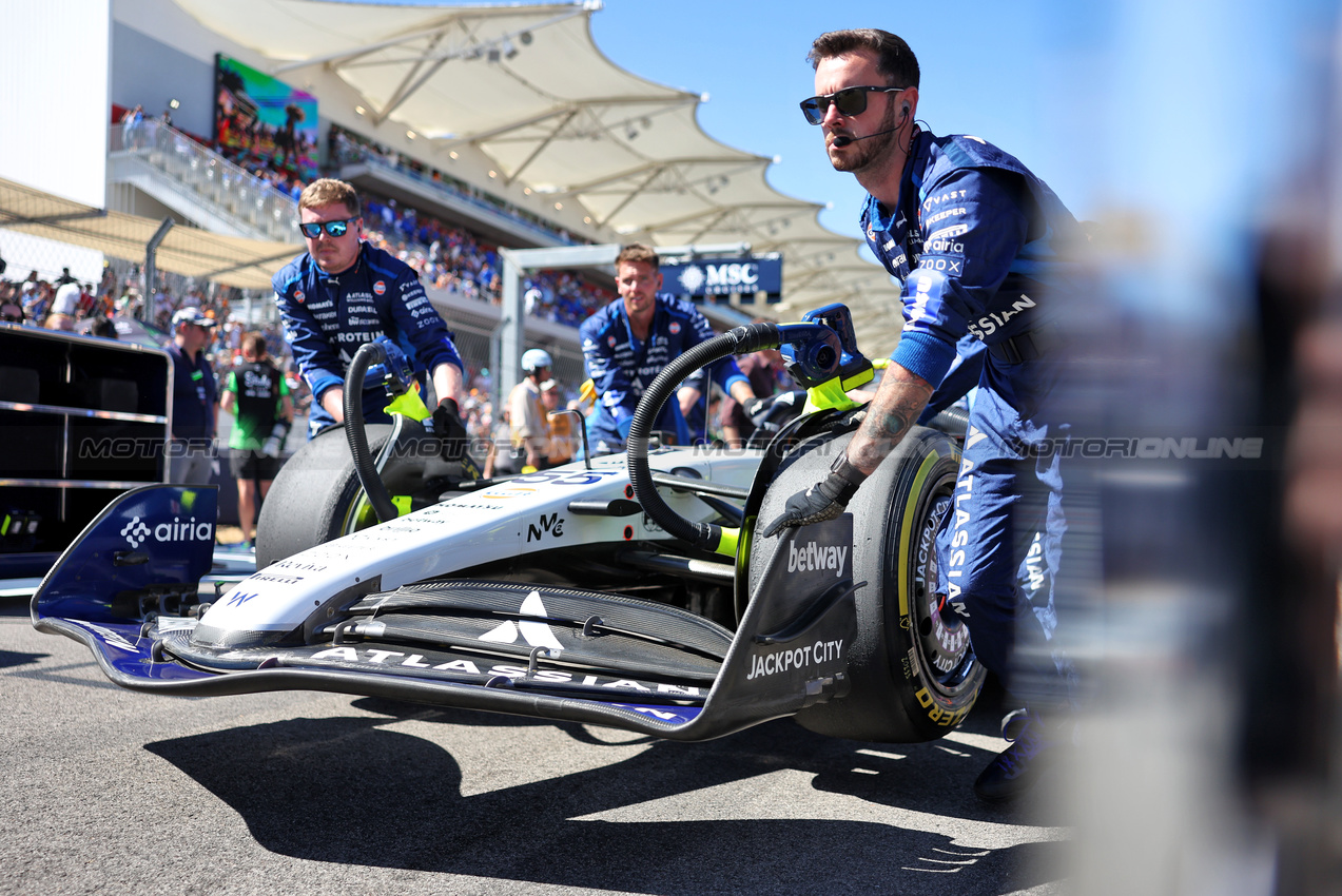 GP USA, Carlos Sainz (ESP) Atlassian Williams Racing FW47 on the grid.
19.10.2025. Formula 1 World Championship, Rd 19, United States Grand Prix, Austin, Texas, USA, Gara Day.
- www.xpbimages.com, EMail: requests@xpbimages.com © Copyright: Bearne / XPB Images