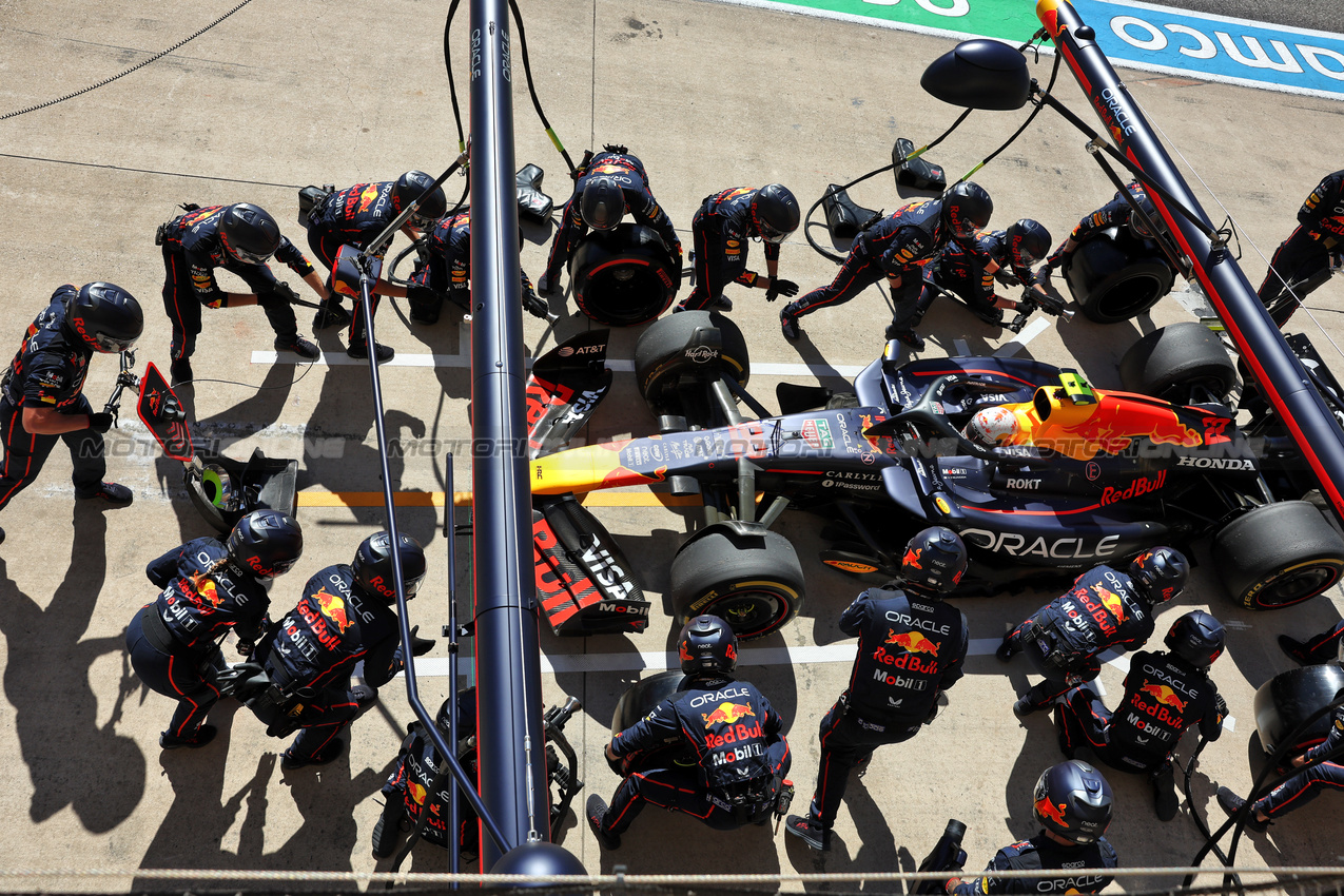 GP USA, Yuki Tsunoda (JPN) Red Bull Racing RB21 makes a pit stop.
19.10.2025. Formula 1 World Championship, Rd 19, United States Grand Prix, Austin, Texas, USA, Gara Day.
- www.xpbimages.com, EMail: requests@xpbimages.com © Copyright: Bearne / XPB Images