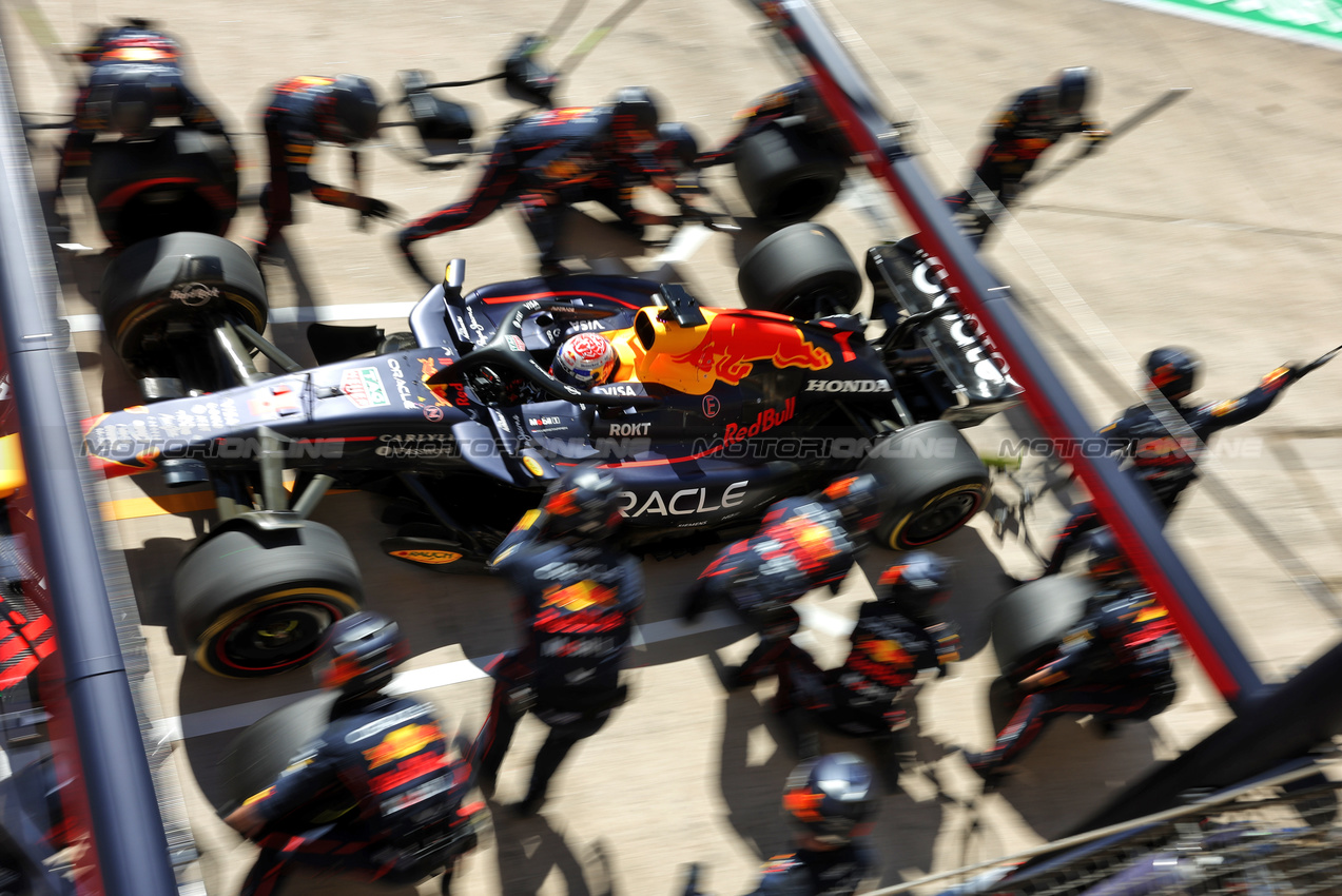 GP USA, Max Verstappen (NLD) Red Bull Racing RB21 makes a pit stop.
19.10.2025. Formula 1 World Championship, Rd 19, United States Grand Prix, Austin, Texas, USA, Gara Day.
- www.xpbimages.com, EMail: requests@xpbimages.com © Copyright: Bearne / XPB Images