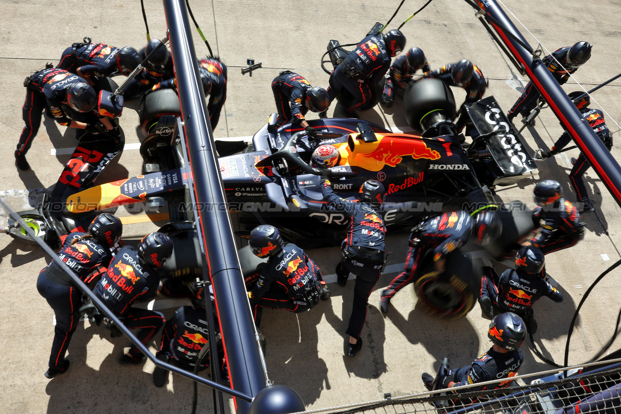 GP USA, Max Verstappen (NLD) Red Bull Racing RB21 makes a pit stop.

19.10.2025. Formula 1 World Championship, Rd 19, United States Grand Prix, Austin, Texas, USA, Gara Day.

- www.xpbimages.com, EMail: requests@xpbimages.com © Copyright: Bearne / XPB Images