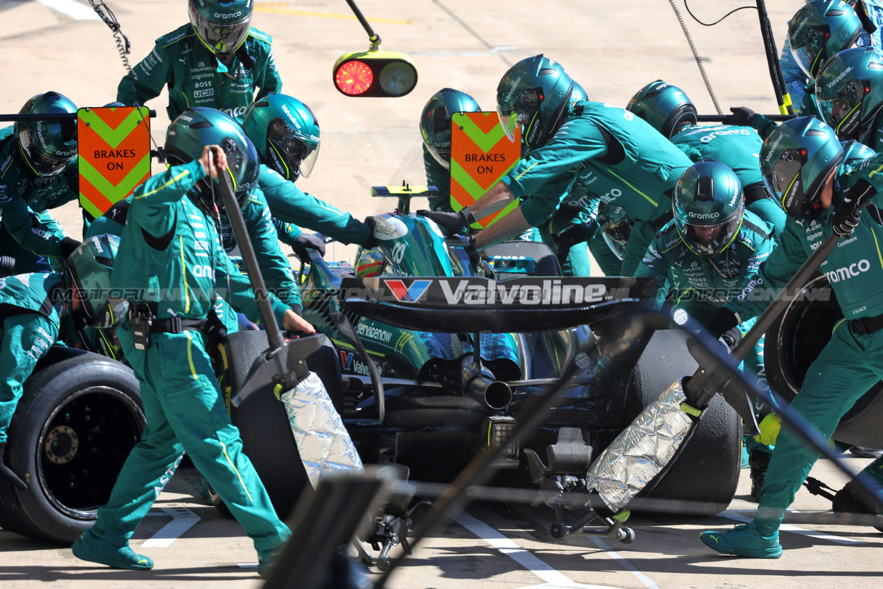 GP USA, Fernando Alonso (ESP) Aston Martin F1 Team AMR25 makes a pit stop.
19.10.2025. Formula 1 World Championship, Rd 19, United States Grand Prix, Austin, Texas, USA, Gara Day.
- www.xpbimages.com, EMail: requests@xpbimages.com © Copyright: Bearne / XPB Images