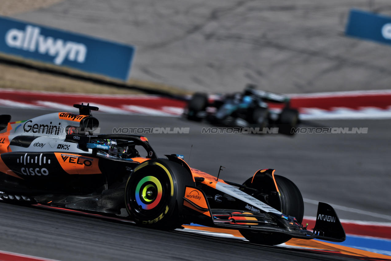 GP USA, Oscar Piastri (AUS) McLaren MCL39.
19.10.2025. Formula 1 World Championship, Rd 19, United States Grand Prix, Austin, Texas, USA, Gara Day.
- www.xpbimages.com, EMail: requests@xpbimages.com © Copyright: Charniaux / XPB Images