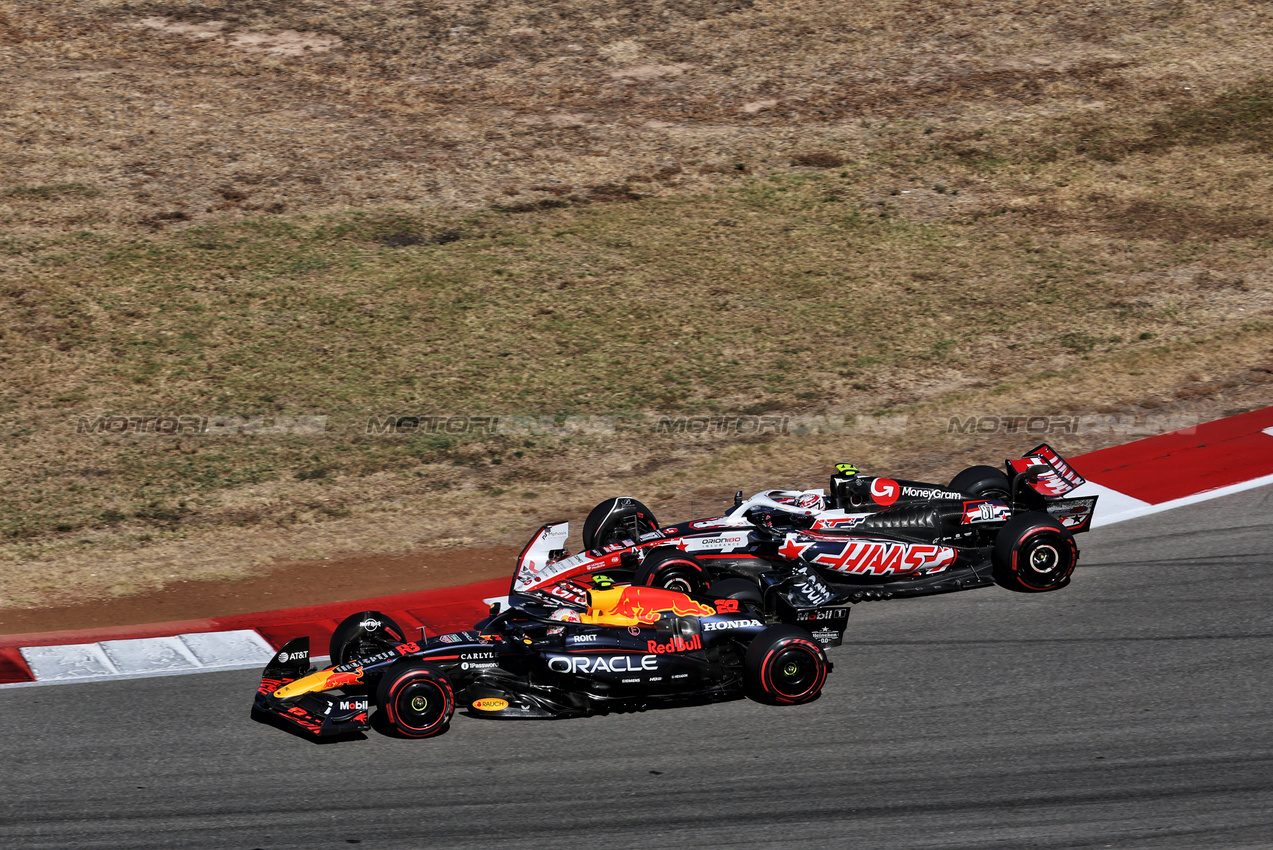 GP USA, Yuki Tsunoda (JPN) Red Bull Racing RB21 e Oliver Bearman (GBR) Haas VF-25 battle for position.
19.10.2025. Formula 1 World Championship, Rd 19, United States Grand Prix, Austin, Texas, USA, Gara Day.
- www.xpbimages.com, EMail: requests@xpbimages.com © Copyright: Batchelor / XPB Images