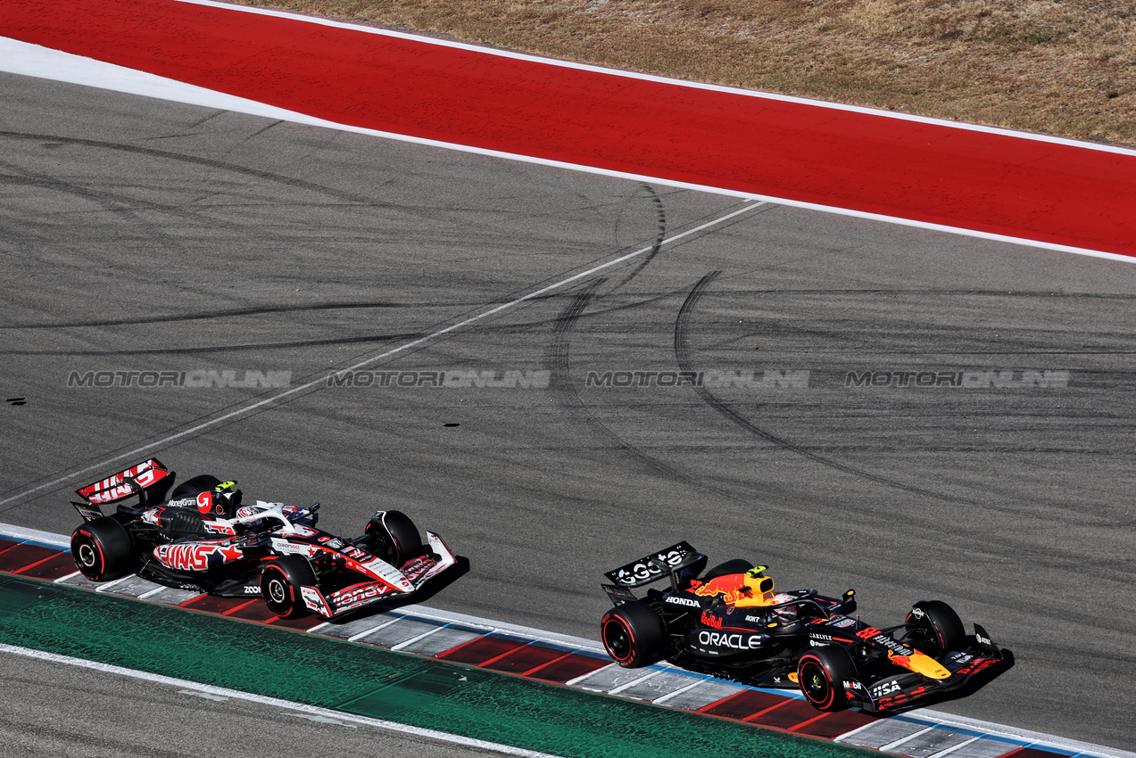 GP USA, Yuki Tsunoda (JPN) Red Bull Racing RB21 e Oliver Bearman (GBR) Haas VF-25 battle for position.
19.10.2025. Formula 1 World Championship, Rd 19, United States Grand Prix, Austin, Texas, USA, Gara Day.
- www.xpbimages.com, EMail: requests@xpbimages.com © Copyright: Batchelor / XPB Images
