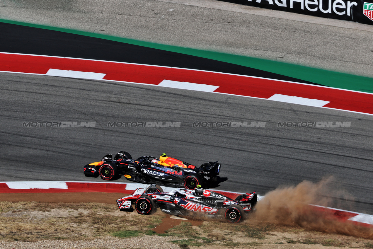 GP USA, Oliver Bearman (GBR) Haas VF-25 spins battling for position with Yuki Tsunoda (JPN) Red Bull Racing.

19.10.2025. Formula 1 World Championship, Rd 19, United States Grand Prix, Austin, Texas, USA, Gara Day.

- www.xpbimages.com, EMail: requests@xpbimages.com © Copyright: Batchelor / XPB Images