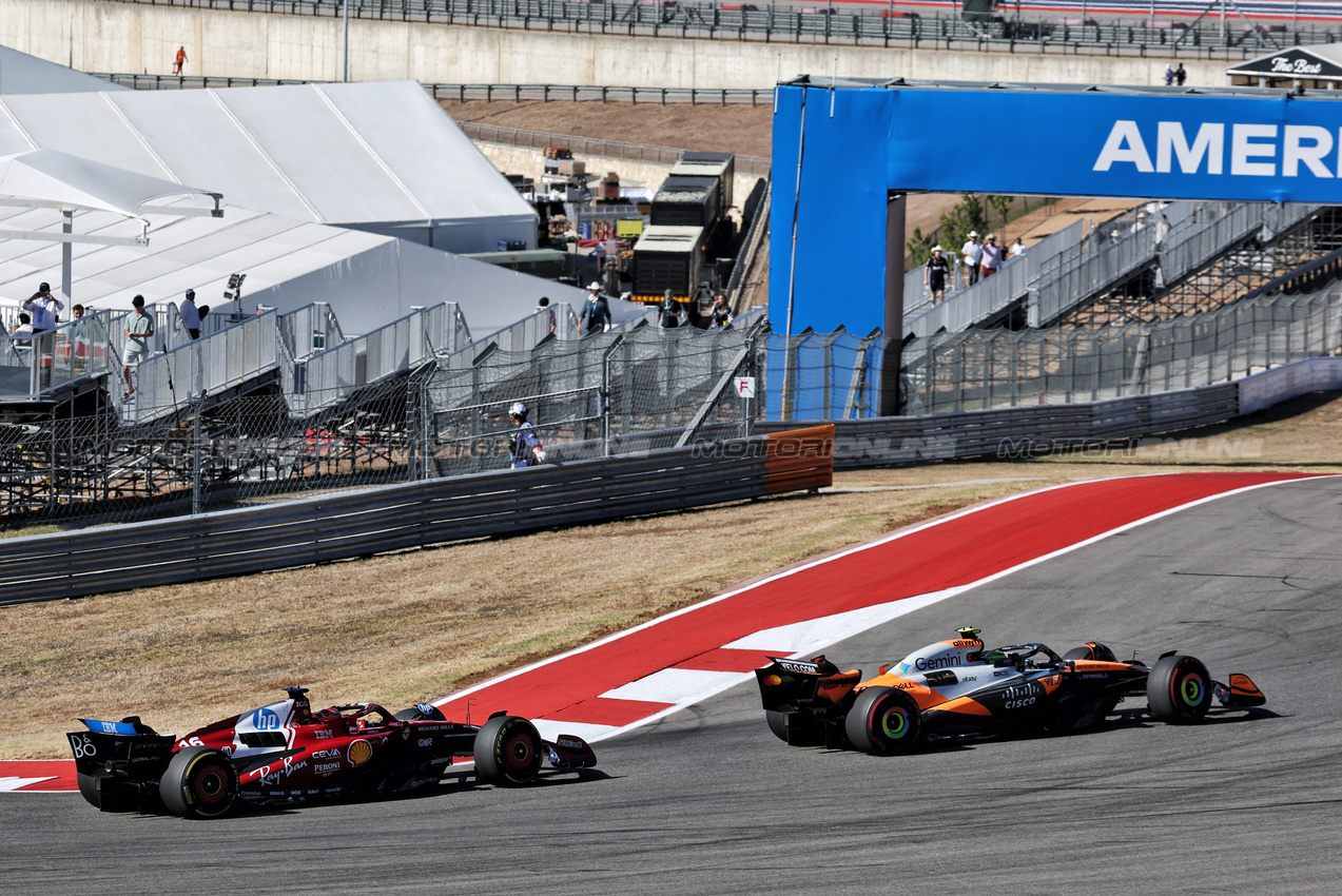 GP USA, Charles Leclerc (MON) Ferrari SF-25 e Lando Norris (GBR) McLaren MCL39 battle for position.

19.10.2025. Formula 1 World Championship, Rd 19, United States Grand Prix, Austin, Texas, USA, Gara Day.

- www.xpbimages.com, EMail: requests@xpbimages.com © Copyright: Moy / XPB Images