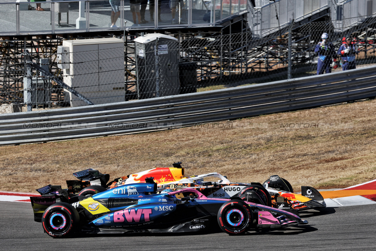 GP USA, Pierre Gasly (FRA) Alpine F1 Team A525 e Isack Hadjar (FRA) Racing Bulls VCARB 02 battle for position.

19.10.2025. Formula 1 World Championship, Rd 19, United States Grand Prix, Austin, Texas, USA, Gara Day.

- www.xpbimages.com, EMail: requests@xpbimages.com © Copyright: Moy / XPB Images