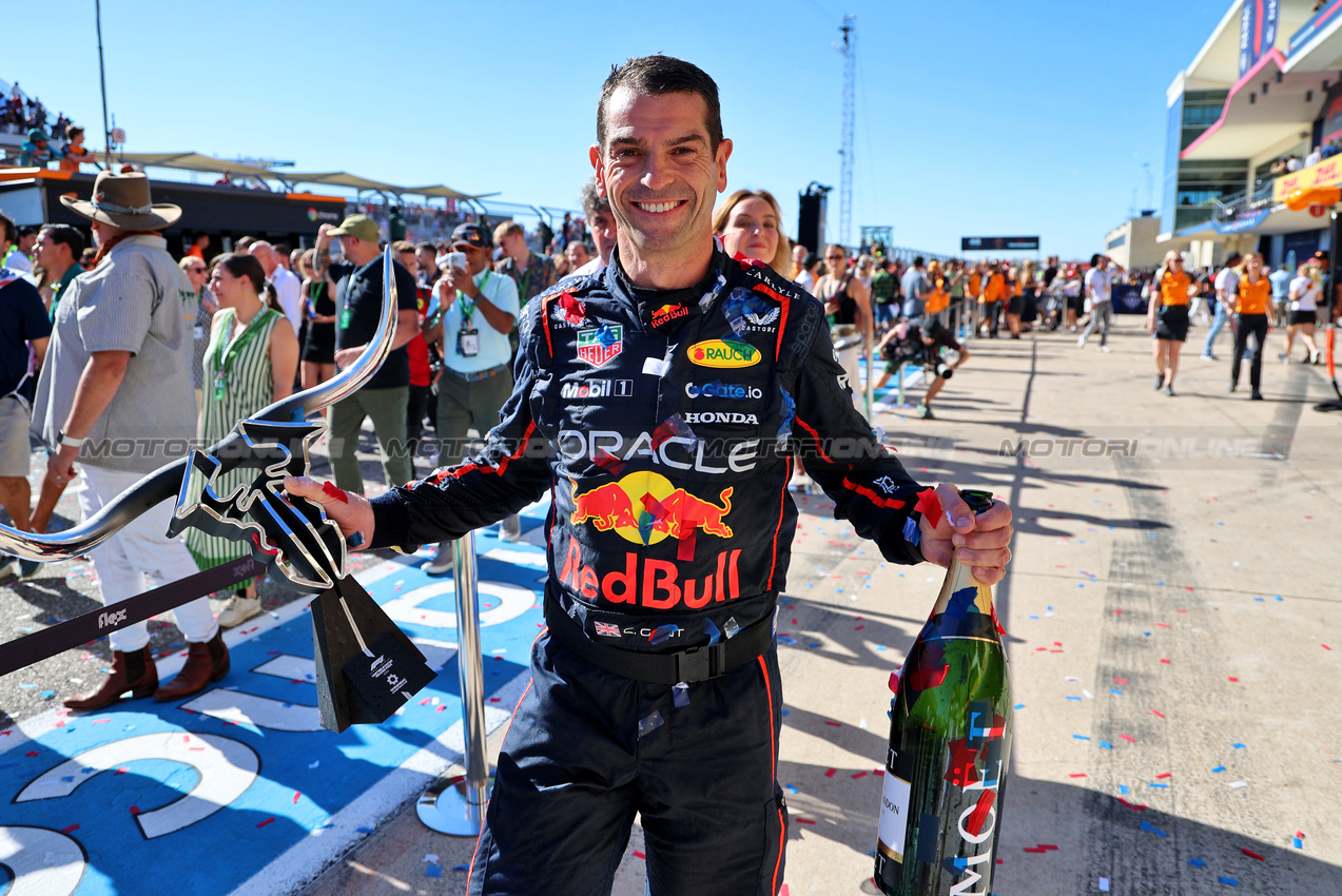 GP USA, Chris Gent (GBR) Red Bull Racing Chief Mechanic celebrates being on the podium.
19.10.2025. Formula 1 World Championship, Rd 19, United States Grand Prix, Austin, Texas, USA, Gara Day.
- www.xpbimages.com, EMail: requests@xpbimages.com © Copyright: Batchelor / XPB Images