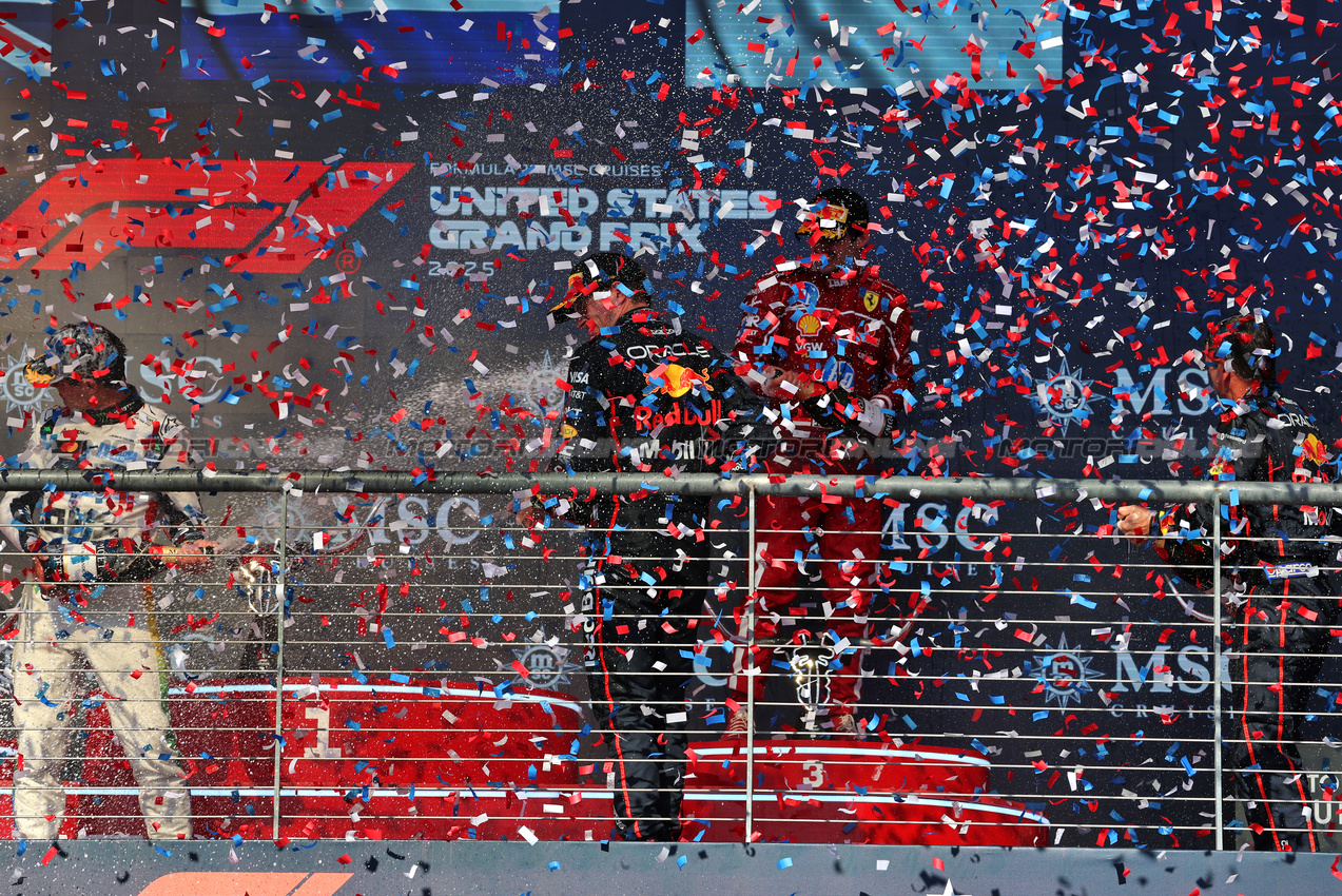 GP USA, Gara winner Max Verstappen (NLD) Red Bull Racing celebrates on the podium with Charles Leclerc (MON) Ferrari e Lando Norris (GBR) McLaren.
19.10.2025. Formula 1 World Championship, Rd 19, United States Grand Prix, Austin, Texas, USA, Gara Day.
- www.xpbimages.com, EMail: requests@xpbimages.com © Copyright: Batchelor / XPB Images