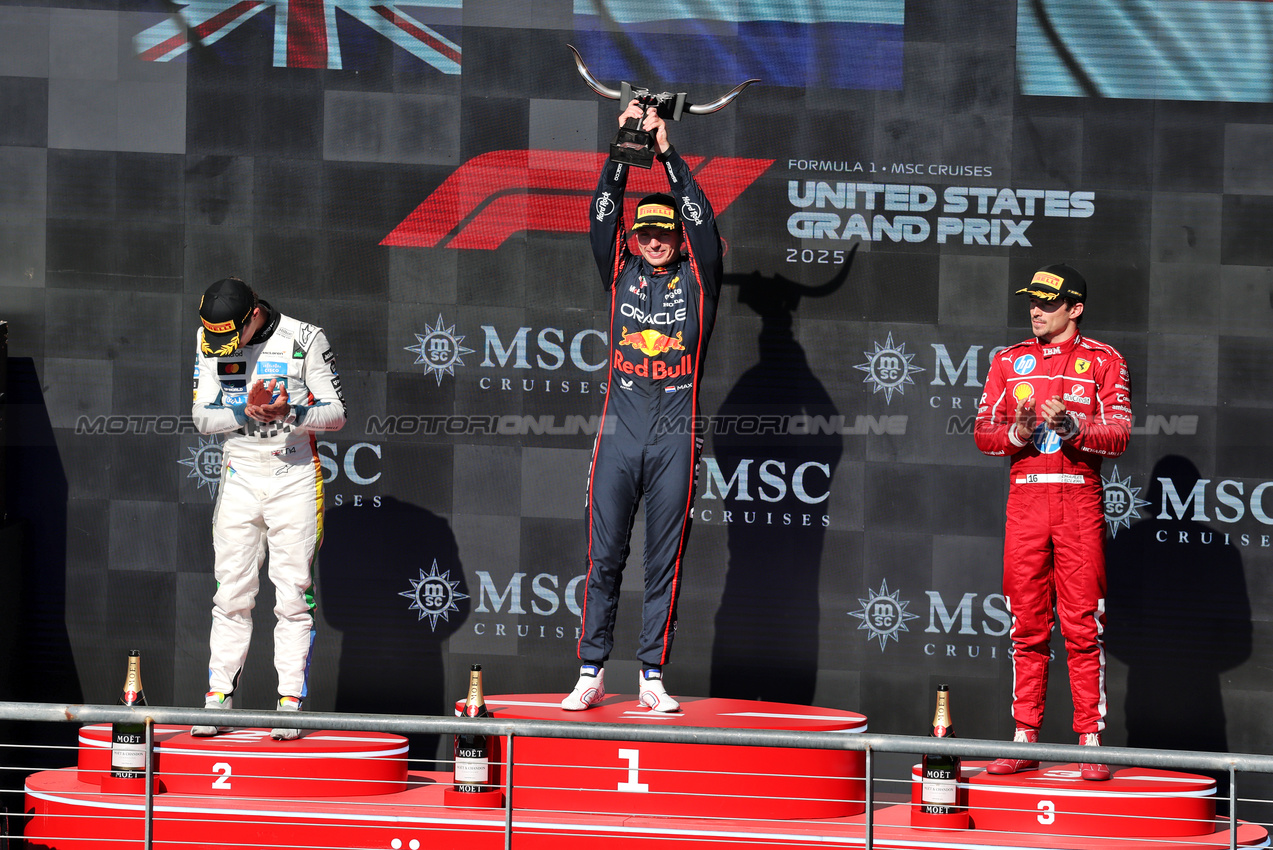 GP USA, The podium (L to R): Lando Norris (GBR) McLaren, second; Max Verstappen (NLD) Red Bull Racing, vincitore; Charles Leclerc (MON) Ferrari, third.
19.10.2025. Formula 1 World Championship, Rd 19, United States Grand Prix, Austin, Texas, USA, Gara Day.
- www.xpbimages.com, EMail: requests@xpbimages.com © Copyright: Moy / XPB Images