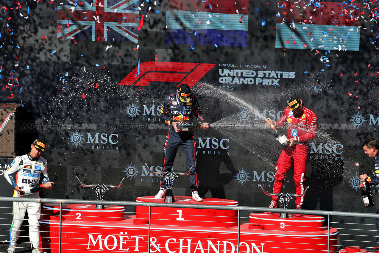 GP USA, The podium (L to R): Lando Norris (GBR) McLaren, second; Max Verstappen (NLD) Red Bull Racing, vincitore; Charles Leclerc (MON) Ferrari, third.
19.10.2025. Formula 1 World Championship, Rd 19, United States Grand Prix, Austin, Texas, USA, Gara Day.
- www.xpbimages.com, EMail: requests@xpbimages.com © Copyright: Moy / XPB Images