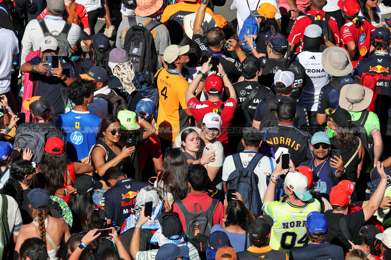GP USA, Circuit Atmosfera - fans at the podium.
19.10.2025. Formula 1 World Championship, Rd 19, United States Grand Prix, Austin, Texas, USA, Gara Day.
- www.xpbimages.com, EMail: requests@xpbimages.com © Copyright: Moy / XPB Images