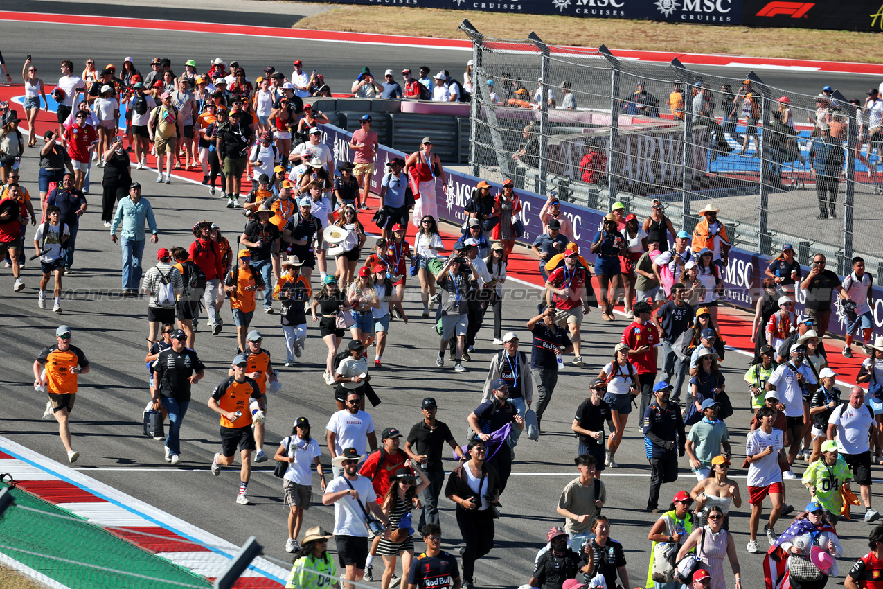 GP USA, Circuit Atmosfera - fans at the podium.
19.10.2025. Formula 1 World Championship, Rd 19, United States Grand Prix, Austin, Texas, USA, Gara Day.
- www.xpbimages.com, EMail: requests@xpbimages.com © Copyright: Moy / XPB Images