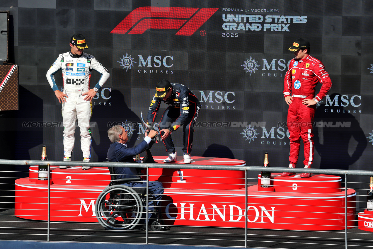 GP USA, The podium (L to R): Lando Norris (GBR) McLaren, second; Max Verstappen (NLD) Red Bull Racing, vincitore; Charles Leclerc (MON) Ferrari, third.
19.10.2025. Formula 1 World Championship, Rd 19, United States Grand Prix, Austin, Texas, USA, Gara Day.
- www.xpbimages.com, EMail: requests@xpbimages.com © Copyright: Moy / XPB Images