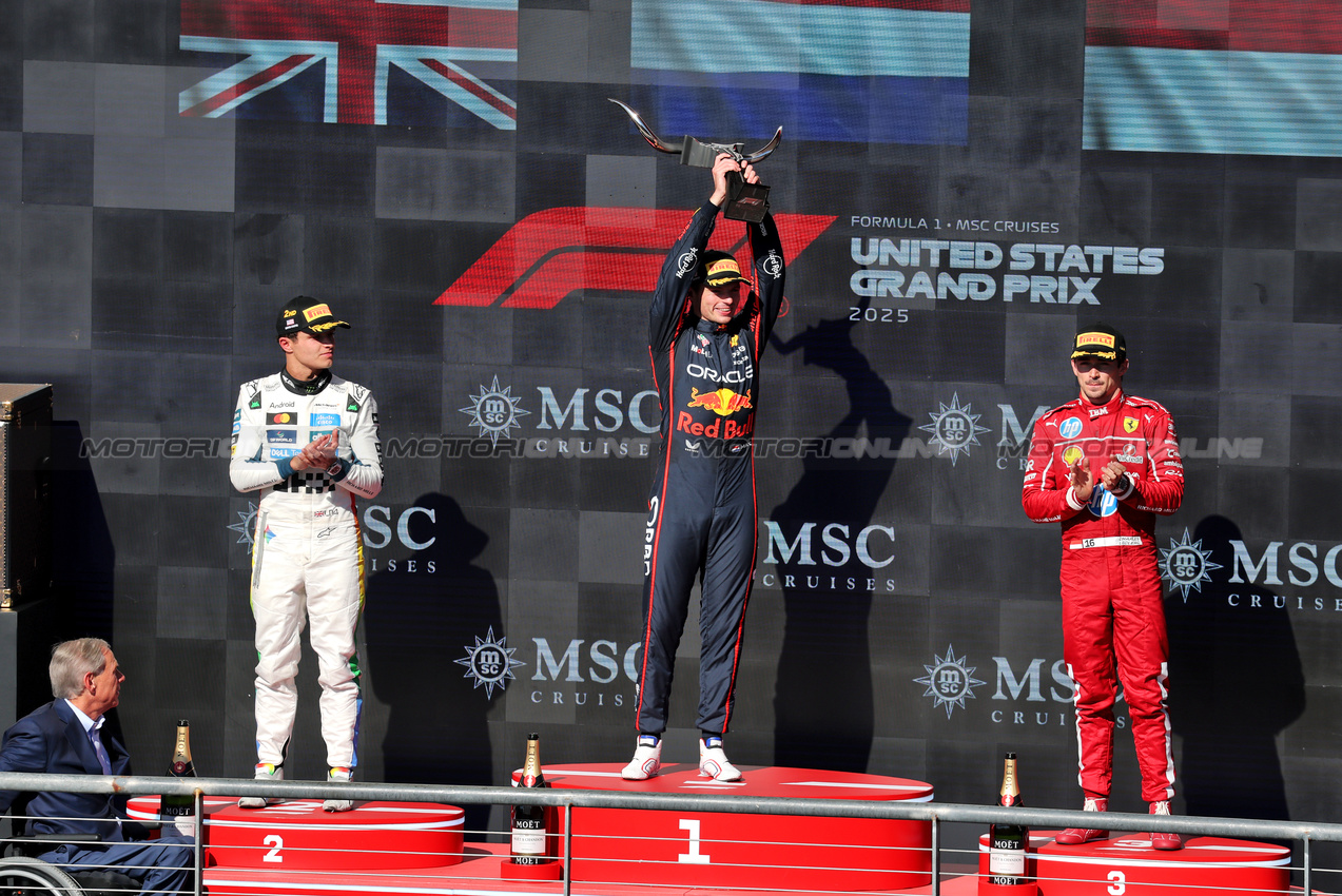 GP USA, The podium (L to R): Lando Norris (GBR) McLaren, second; Max Verstappen (NLD) Red Bull Racing, vincitore; Charles Leclerc (MON) Ferrari, third.

19.10.2025. Formula 1 World Championship, Rd 19, United States Grand Prix, Austin, Texas, USA, Gara Day.

- www.xpbimages.com, EMail: requests@xpbimages.com © Copyright: Moy / XPB Images