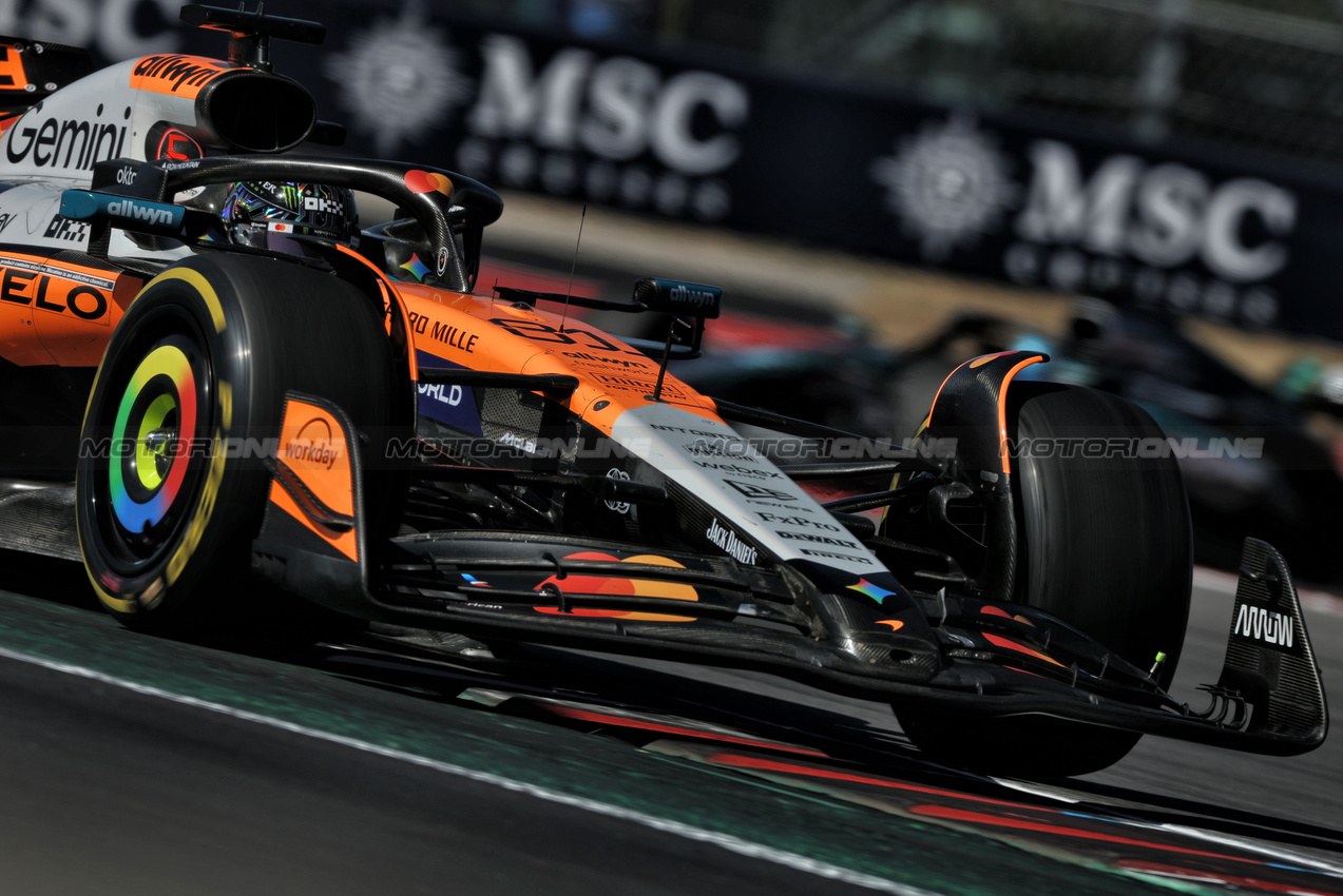 GP USA, Oscar Piastri (AUS) McLaren MCL39.

19.10.2025. Formula 1 World Championship, Rd 19, United States Grand Prix, Austin, Texas, USA, Gara Day.

- www.xpbimages.com, EMail: requests@xpbimages.com © Copyright: Charniaux / XPB Images