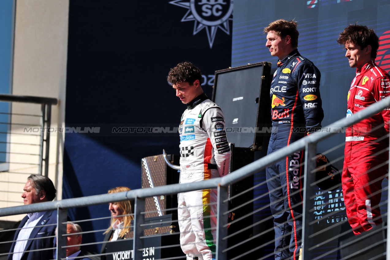 GP USA, The podium (L to R): Lando Norris (GBR) McLaren, second; Max Verstappen (NLD) Red Bull Racing, vincitore; Charles Leclerc (MON) Ferrari, third.
19.10.2025. Formula 1 World Championship, Rd 19, United States Grand Prix, Austin, Texas, USA, Gara Day.
- www.xpbimages.com, EMail: requests@xpbimages.com © Copyright: Charniaux / XPB Images