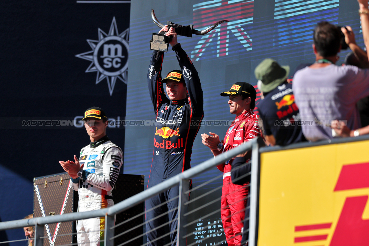 GP USA, The podium (L to R): Lando Norris (GBR) McLaren, second; Max Verstappen (NLD) Red Bull Racing, vincitore; Charles Leclerc (MON) Ferrari, third.
19.10.2025. Formula 1 World Championship, Rd 19, United States Grand Prix, Austin, Texas, USA, Gara Day.
- www.xpbimages.com, EMail: requests@xpbimages.com © Copyright: Charniaux / XPB Images