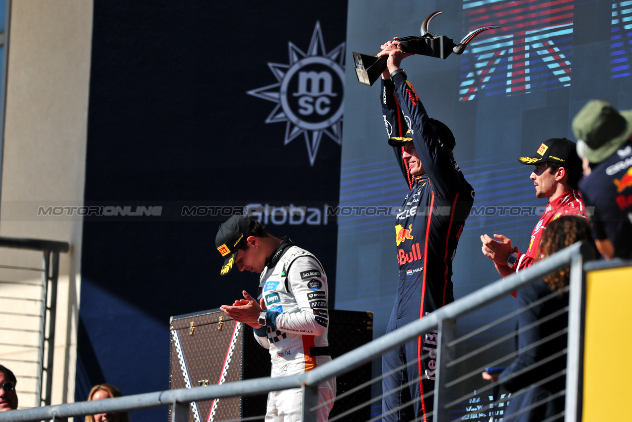 GP USA, The podium (L to R): Lando Norris (GBR) McLaren, second; Max Verstappen (NLD) Red Bull Racing, vincitore; Charles Leclerc (MON) Ferrari, third.
19.10.2025. Formula 1 World Championship, Rd 19, United States Grand Prix, Austin, Texas, USA, Gara Day.
- www.xpbimages.com, EMail: requests@xpbimages.com © Copyright: Charniaux / XPB Images