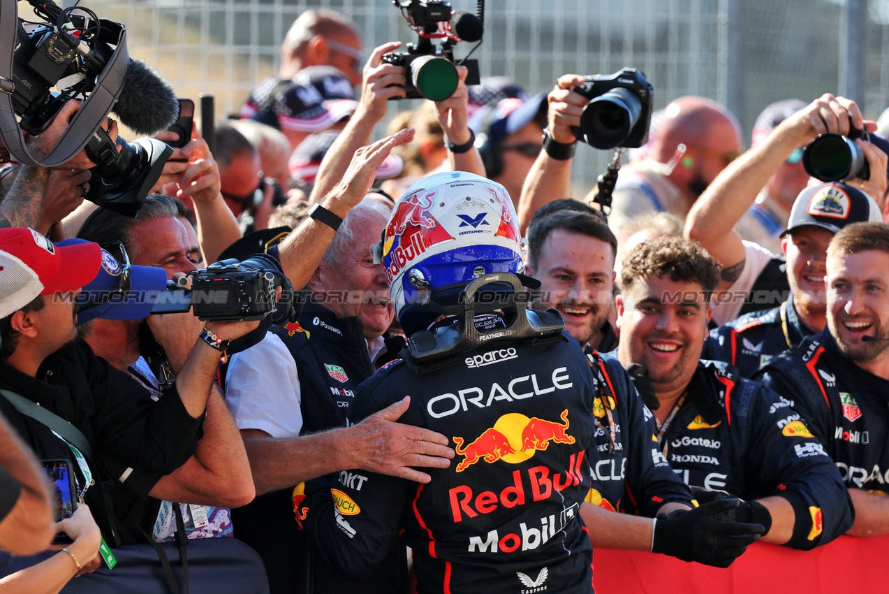 GP USA, Gara winner Max Verstappen (NLD) Red Bull Racing celebrates in parc ferme with Dr Helmut Marko (AUT) Red Bull Motorsport Consultant.

19.10.2025. Formula 1 World Championship, Rd 19, United States Grand Prix, Austin, Texas, USA, Gara Day.

- www.xpbimages.com, EMail: requests@xpbimages.com © Copyright: Charniaux / XPB Images