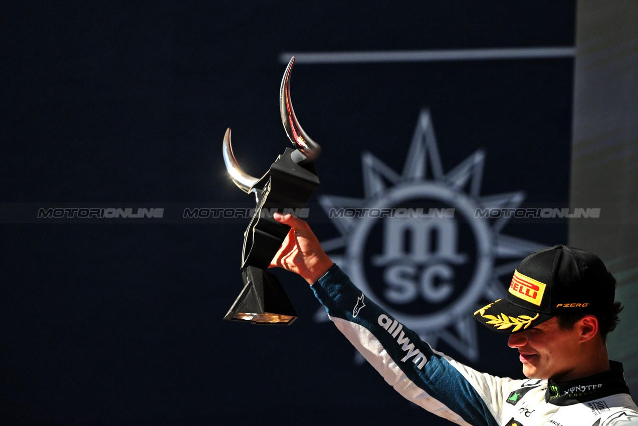 GP USA, Lando Norris (GBR) McLaren celebrates his second position on the podium.

19.10.2025. Formula 1 World Championship, Rd 19, United States Grand Prix, Austin, Texas, USA, Gara Day.

- www.xpbimages.com, EMail: requests@xpbimages.com © Copyright: Price	/ XPB Images